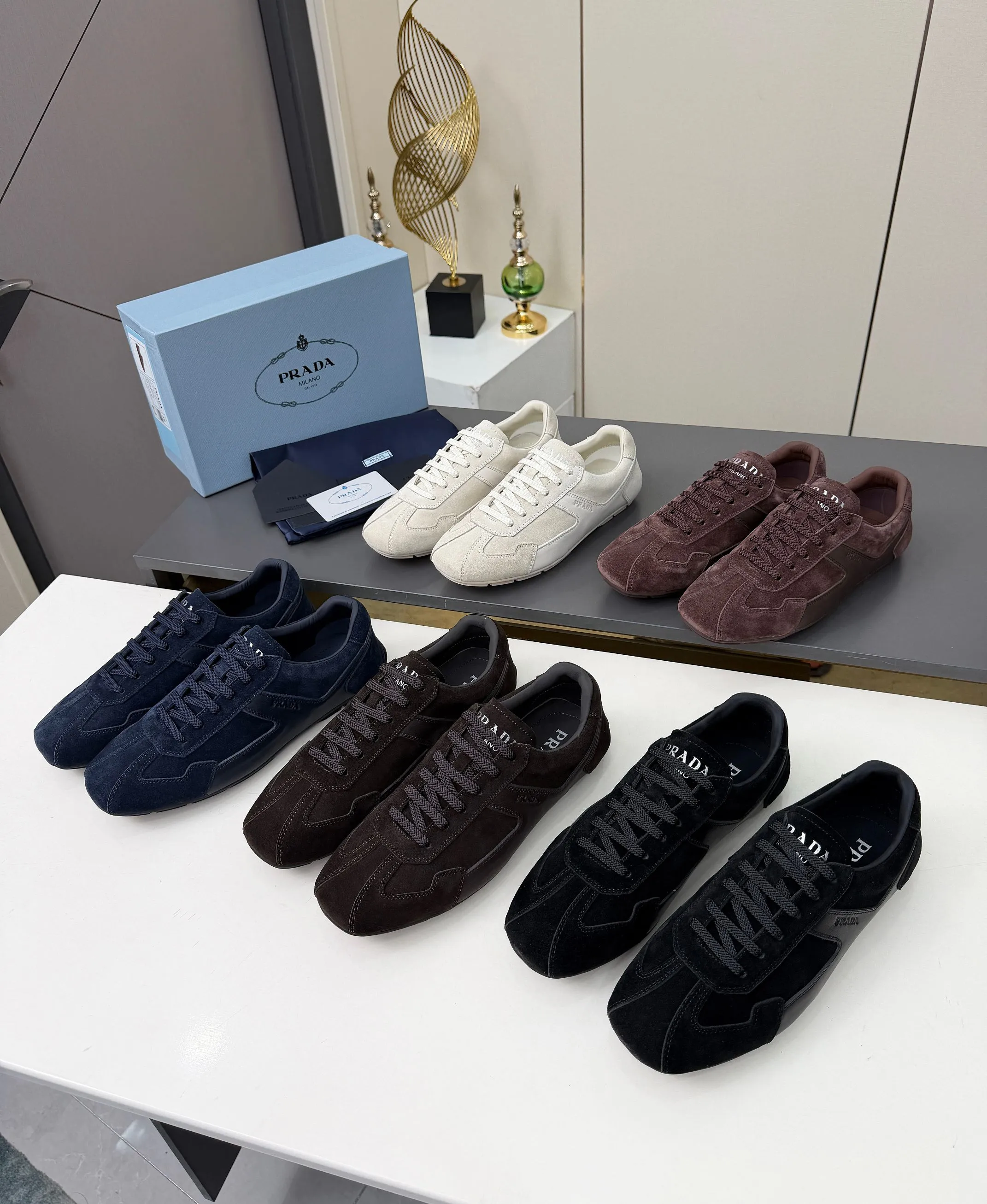 实价不让利P300!普拉达·PRADA🔥2026最新款休闲德训鞋⛳️原版1比1开发,复古时髦前卫的设计,让整双鞋轻便舒适,皮与高丝光牛绒的设计更是简洁大方,搭配古沙滩凉鞋造型,每一个元素都踩在时髦点上🤗 ✦面料:头层牛皮拼接牛京 ✦内里:羊皮内里 ✦大底:原版1:1开双色生胶底 ✦码数:女码 35--40 ✦码数:男码 39--44, ✦码数:可以定做女41 女42 男45