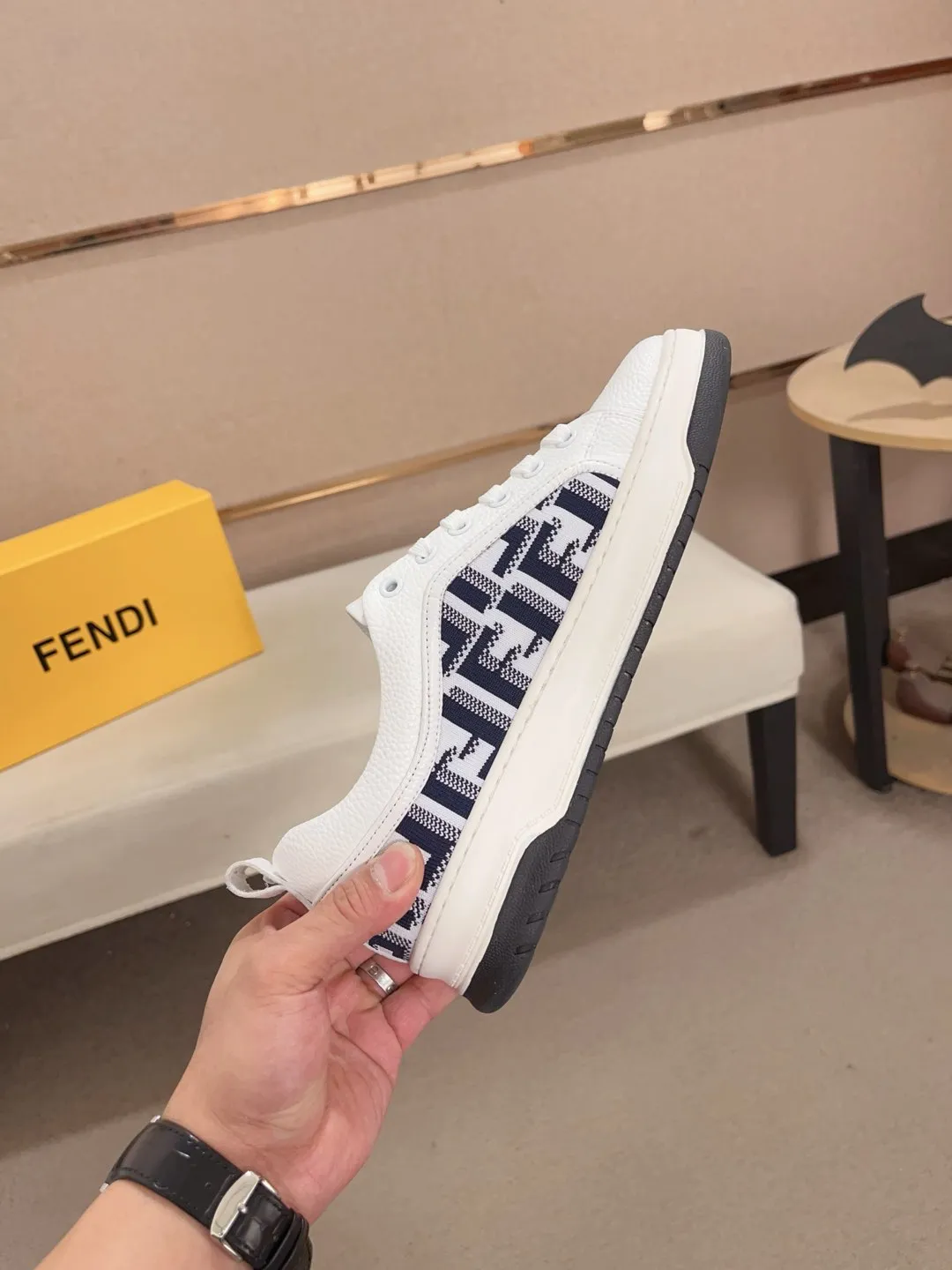 工厂价 200💰 （fendi芬迪） 新款👊🏻鞋面🇮🇹进口牛皮面料 🇩🇪内里进口羊皮内里 。原版大底开模，每一位男士的身份衬托，上脚大气稳重🚶🏻🚶🏻高端定制专柜原版复刻📯不管风吹雨打鞋楦不变，经得起时间的验证🔍️，🔵 码数：38-44