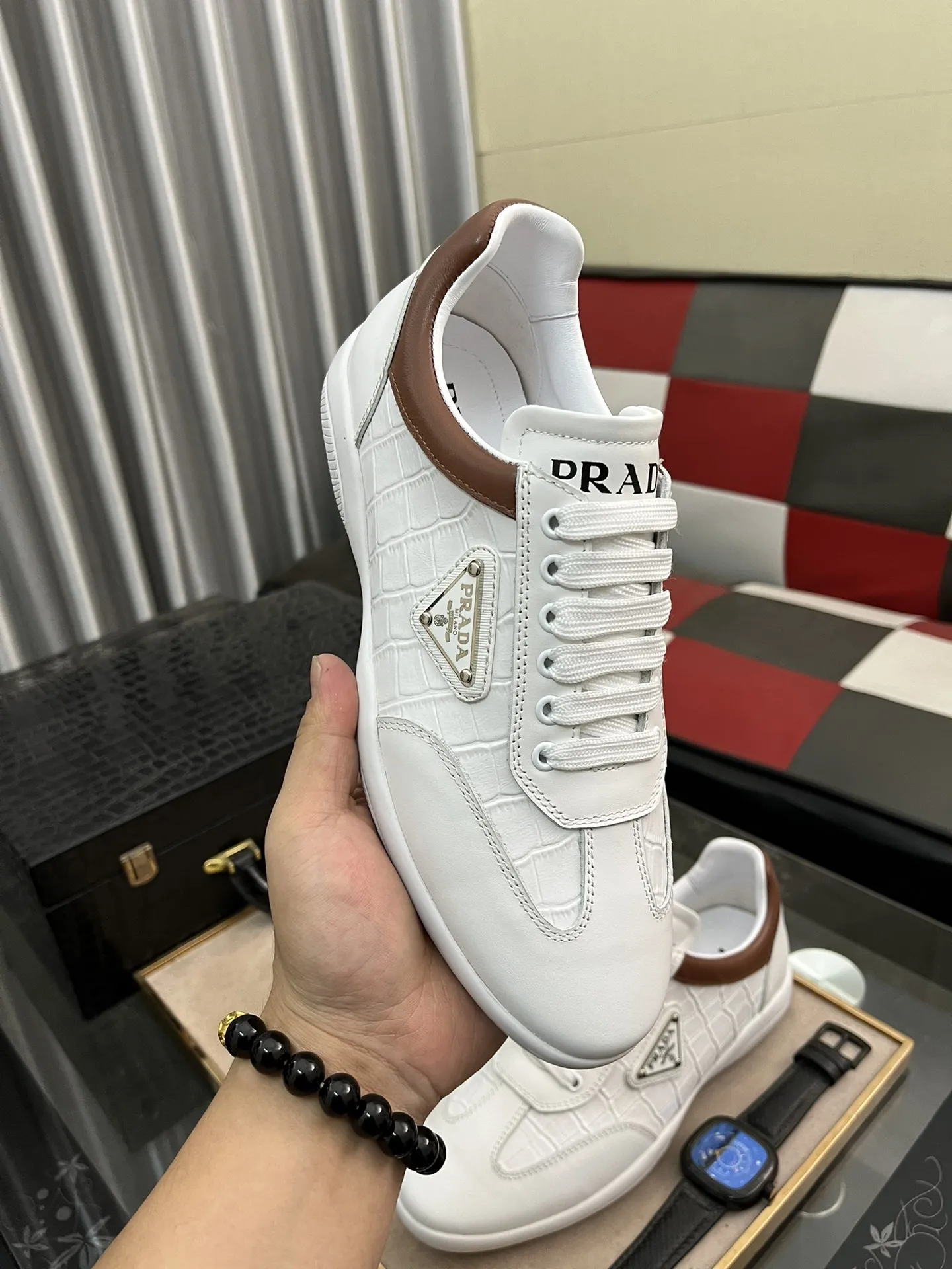 出厂价:220⌚️⌚️Prad*普拉达🆕男士高端精品,简约休闲运动鞋,这款选用皮革和尼龙打造,形成出其不意的纹理对比。特别的同色调工艺打造别致设计,鞋面饰涂珐琅金属三角形徽标,简约精致,辅以灵感源自标志性Symbole图案的元素码数:38-443⃣️色可选
