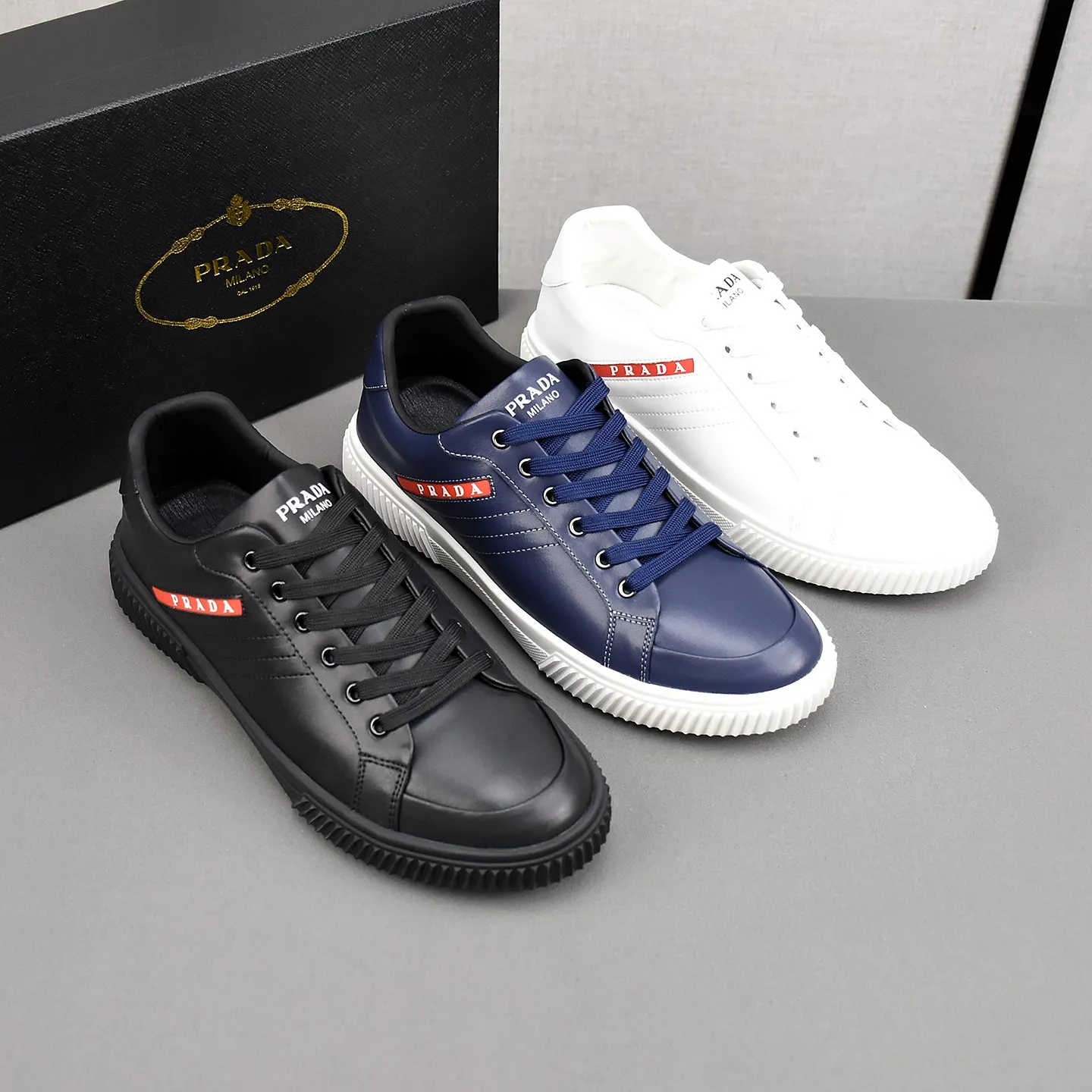 PP210👟👟👟Prada引爆全场！不断创新的国际品牌普拉达 此款男士休闲鞋，原版版本，专柜一比一牛皮材质，皮垫脚➕橡胶防滑大底，透气舒适以质量说话👄38-44