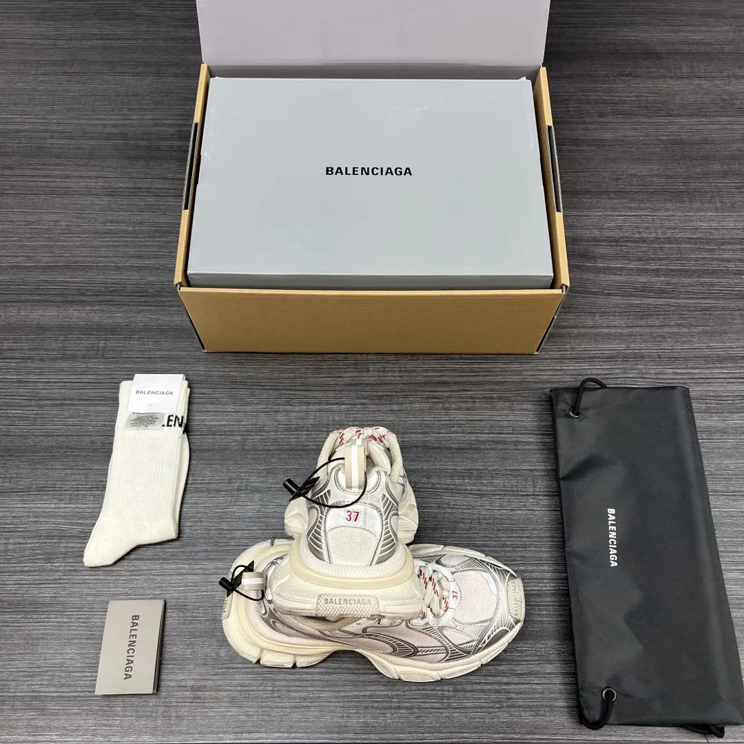 💰420 纯原版本Balenciaga Phantom Sneaker 巴黎世家3XL 白银满天星 潮流跑鞋 在延续 Track Trainer 户外轮廓和复杂鞋面结构的同时，新版本在后跟位置增加了透明带的部件，整鞋看起来更加复古。鞋面采用五彩粉沙织网 遇到光线如漫天星空 非常抢眼！ 包装:全套原版包装加固飞机盒包装！ 码数:35-46码（偏大一码 穿42拍41码)