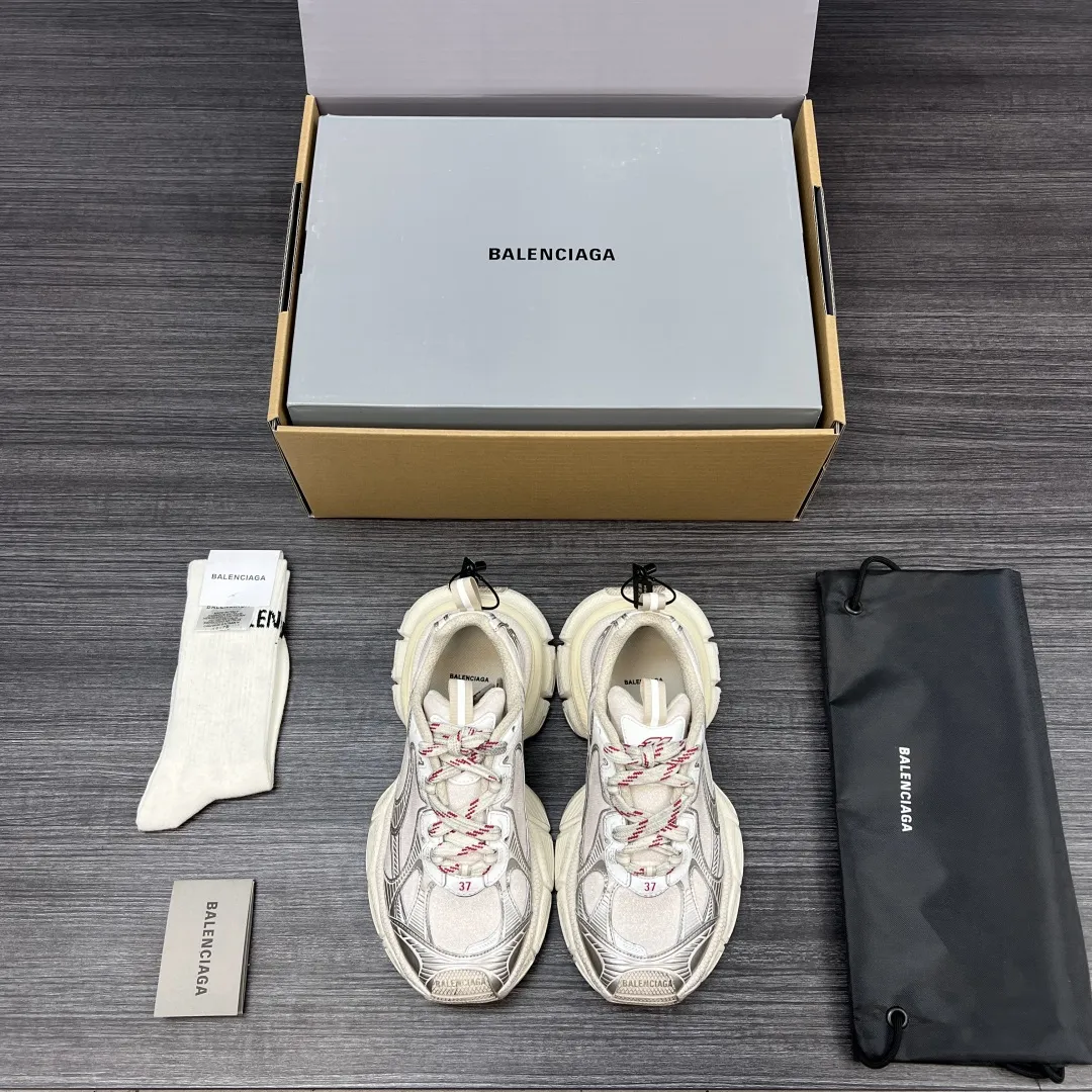 💰420 纯原版本Balenciaga Phantom Sneaker 巴黎世家3XL 白银满天星 潮流跑鞋 在延续 Track Trainer 户外轮廓和复杂鞋面结构的同时,新版本在后跟位置增加了透明带的部件,整鞋看起来更加复古。鞋面采用五彩粉沙织网 遇到光线如漫天星空 非常抢眼! 包装:全套原版包装加固飞机盒包装! 码数:35-46码(偏大一码 穿42拍41码)