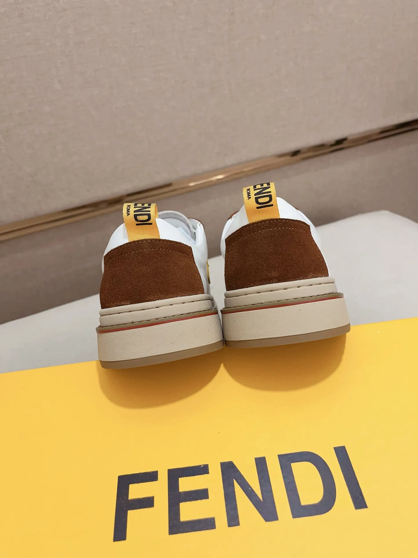 工厂价: 210💰【Fendi】芬迪 男士最新款休闲鞋！专柜同步上市！原版一比一复刻。全进口官网一比一牛皮面料。内里采用头层顶级羊皮，原版原厂特供橡胶大底。引领时尚新概念。配码：38-44。(可定做45不退换)