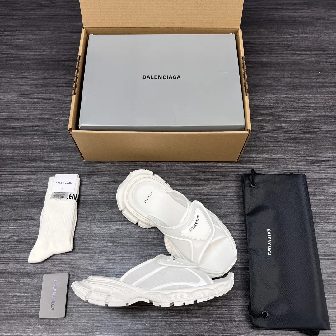 💰400 纯原版本Balenciaga巴黎世家 3XL 厚底套脚一字拖鞋 白色情侣款。 此款魔术贴设计拖鞋 延续 3Xl造型户外轮廓和复杂鞋面结构的同时,增加了透气吸汗的软绵内里材质 大底采用水洗做旧鞋子复古有调值得推荐! 包装:全套原版包装加固飞机盒包装! 码数:35-44码!(偏大一码 穿42拍41)