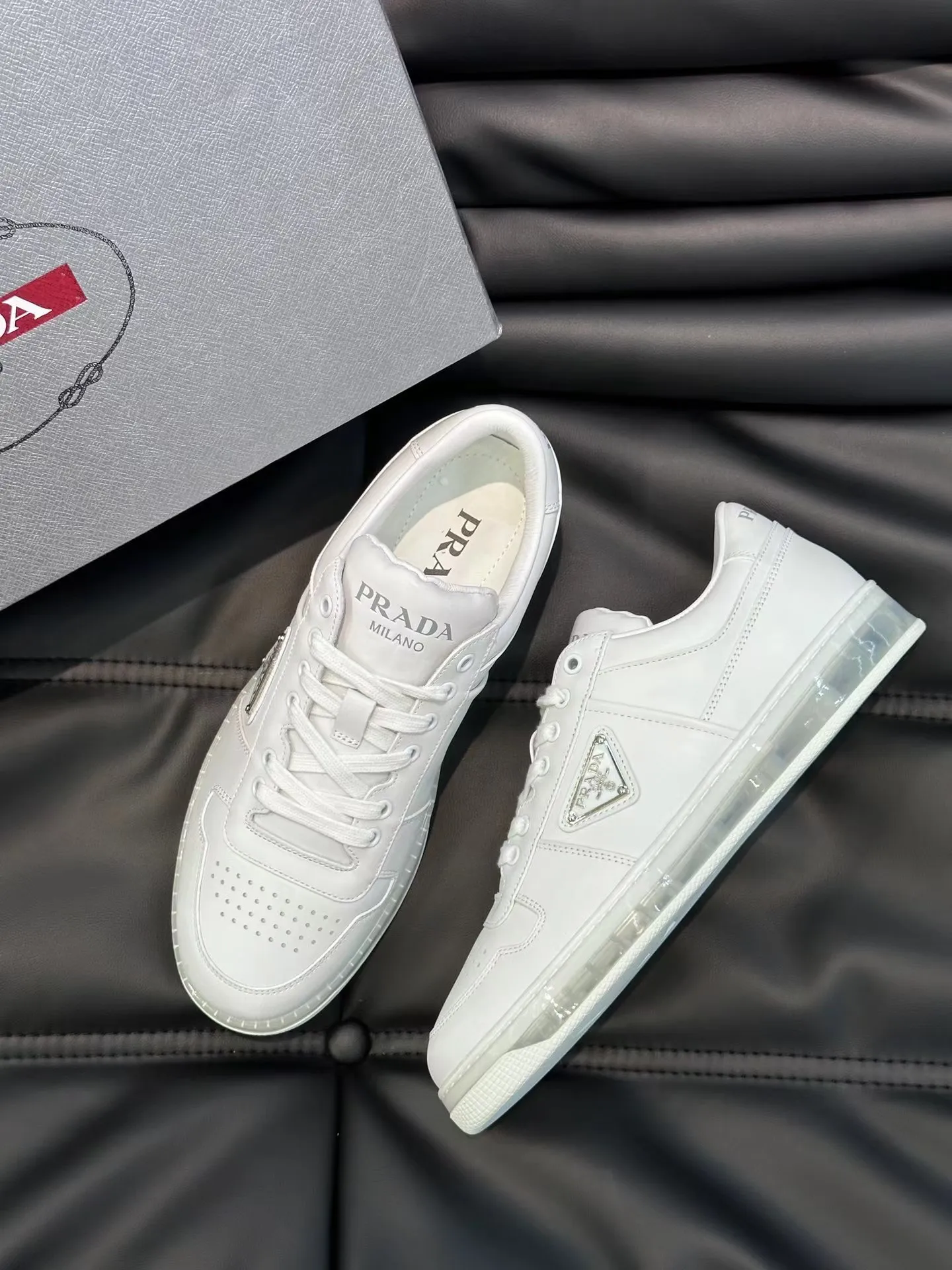 P210 38-45 Prada 普拉达新款男士真皮运动鞋,市面最高版本 、欢迎任意对比🆚!原版皮料质感极佳,超上档次!意大利进口胎羊网内里,可拆式垫!奢华用料、精细做工,极力推荐入手!