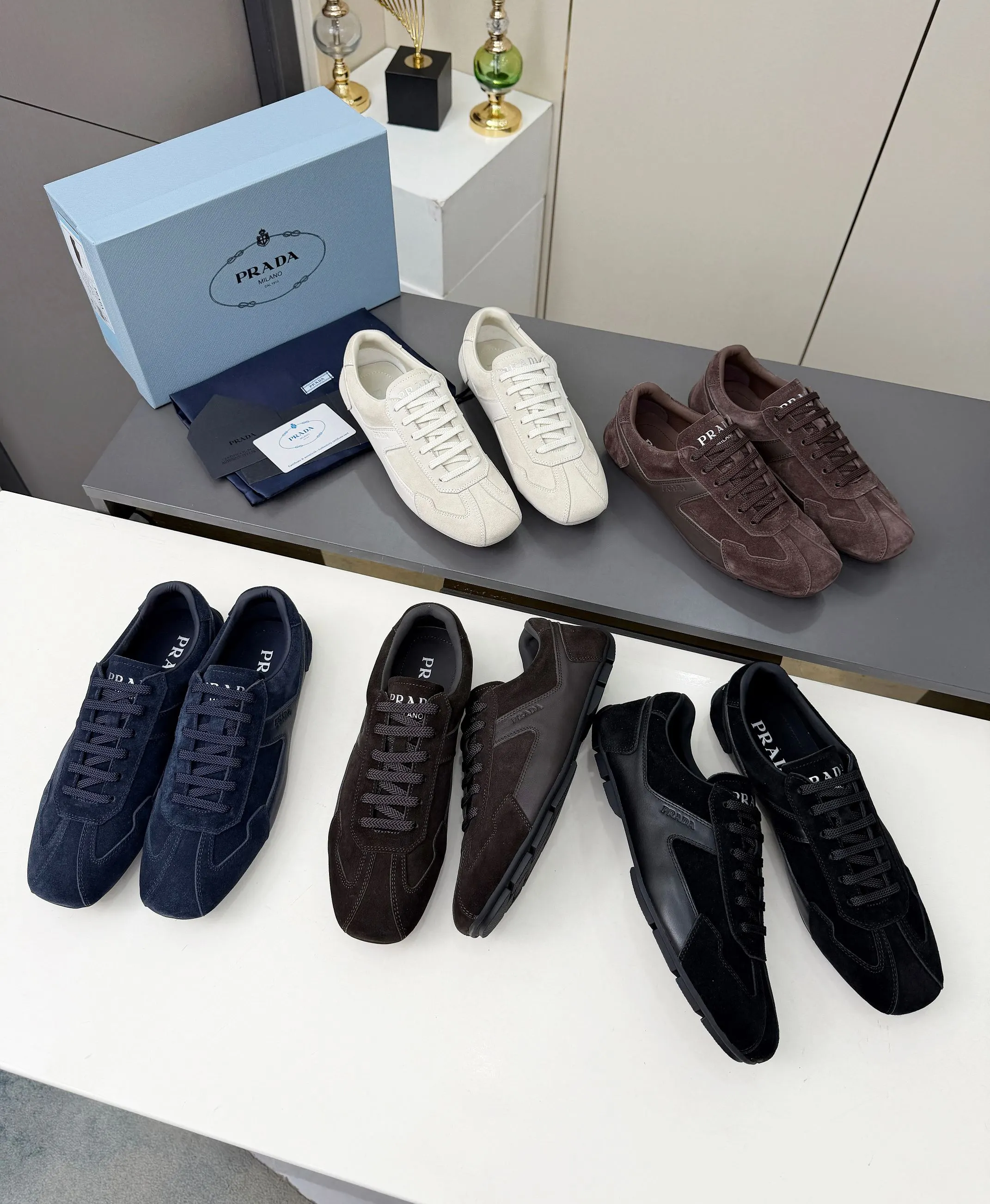 实价不让利P300!普拉达·PRADA🔥2026最新款休闲德训鞋⛳️原版1比1开发,复古时髦前卫的设计,让整双鞋轻便舒适,皮与高丝光牛绒的设计更是简洁大方,搭配古沙滩凉鞋造型,每一个元素都踩在时髦点上🤗 ✦面料:头层牛皮拼接牛京 ✦内里:羊皮内里 ✦大底:原版1:1开双色生胶底 ✦码数:女码 35--40 ✦码数:男码 39--44, ✦码数:可以定做女41 女42 男45