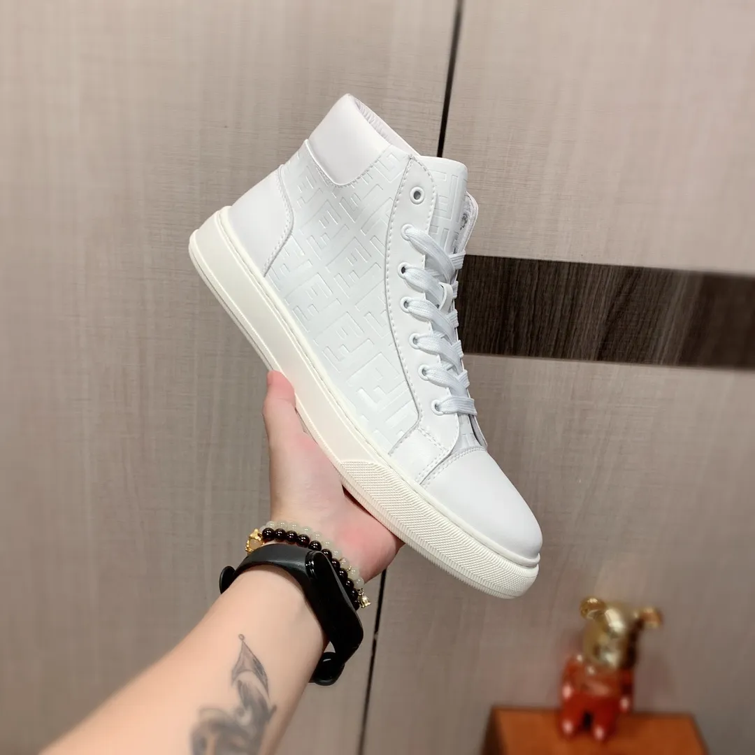 高帮新款🎩🎩[闪电][闪电] 工厂价220《 芬迪FENDI* 》 最新&bull;爆款休闲鞋，顶端品牌[勾引]奢侈～代购，顶级～质量。[强]鞋面選用进口透气牛皮搭配材质➕透气羊皮内里（&bull;）精细做工。原版个性时尚柔软橡膠耐磨防滑大底，上脚轻巧舒适，实物拍摄🎬實物更好看，码数: 38-44。2️⃣色入选