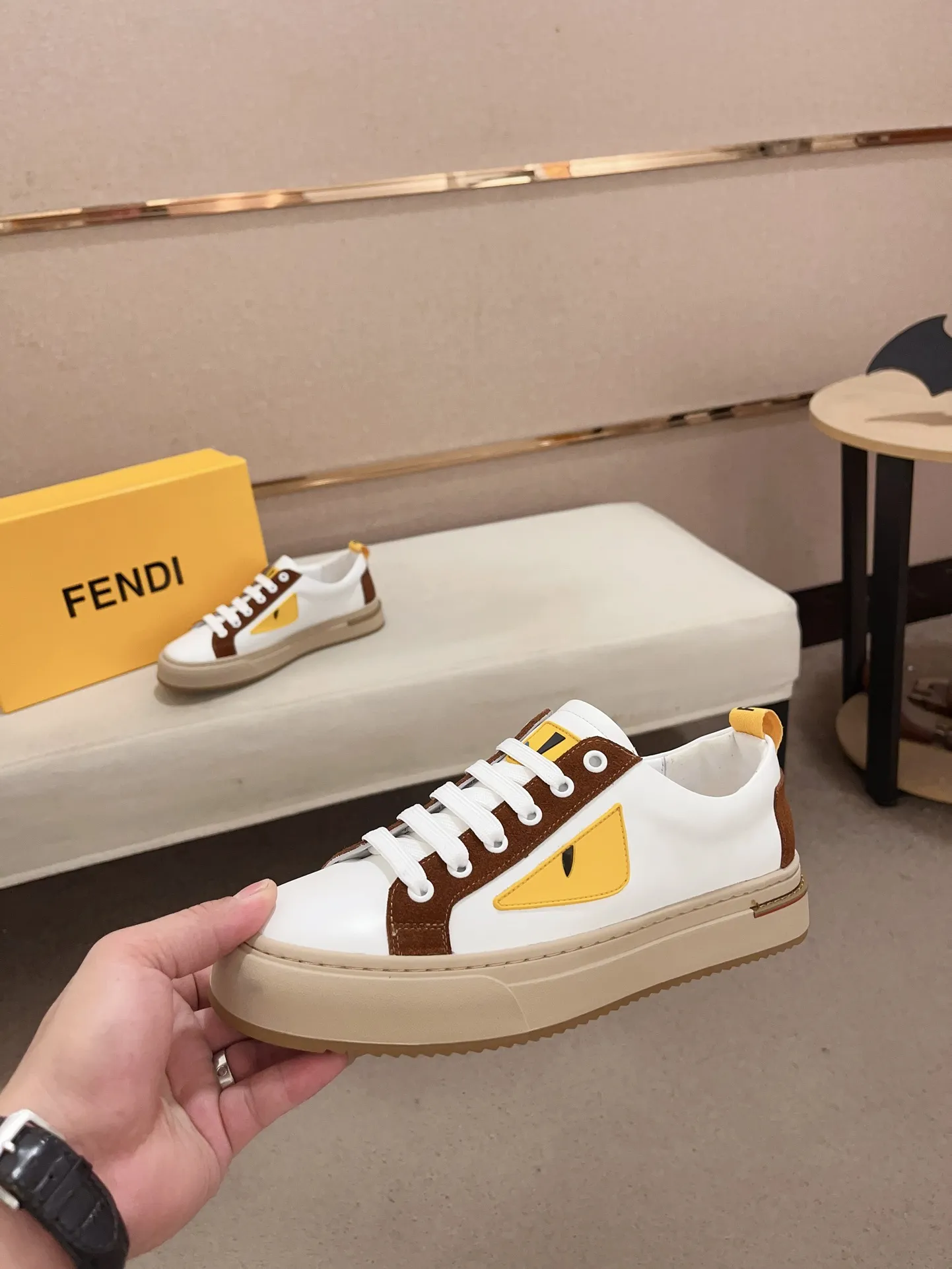 工厂价: 210💰【Fendi】芬迪 男士最新款休闲鞋！专柜同步上市！原版一比一复刻。全进口官网一比一牛皮面料。内里采用头层顶级羊皮，原版原厂特供橡胶大底。引领时尚新概念。配码：38-44。(可定做45不退换)