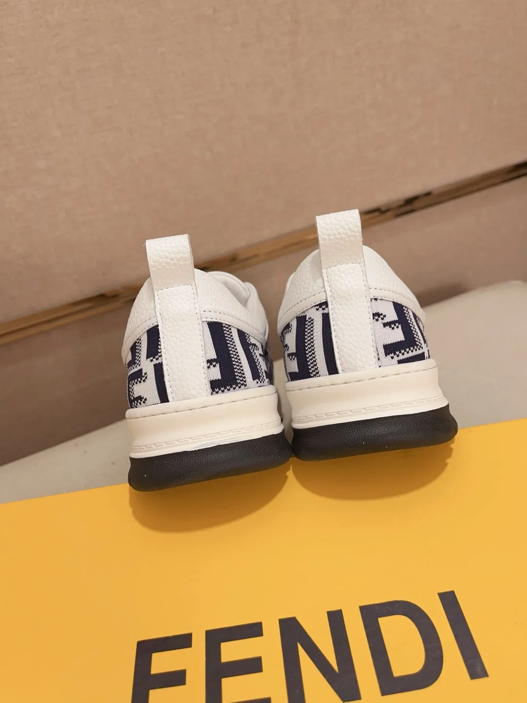 工厂价 200💰 （fendi芬迪） 新款👊🏻鞋面🇮🇹进口牛皮面料 🇩🇪内里进口羊皮内里 。原版大底开模，每一位男士的身份衬托，上脚大气稳重🚶🏻🚶🏻高端定制专柜原版复刻📯不管风吹雨打鞋楦不变，经得起时间的验证🔍️，🔵 码数：38-44