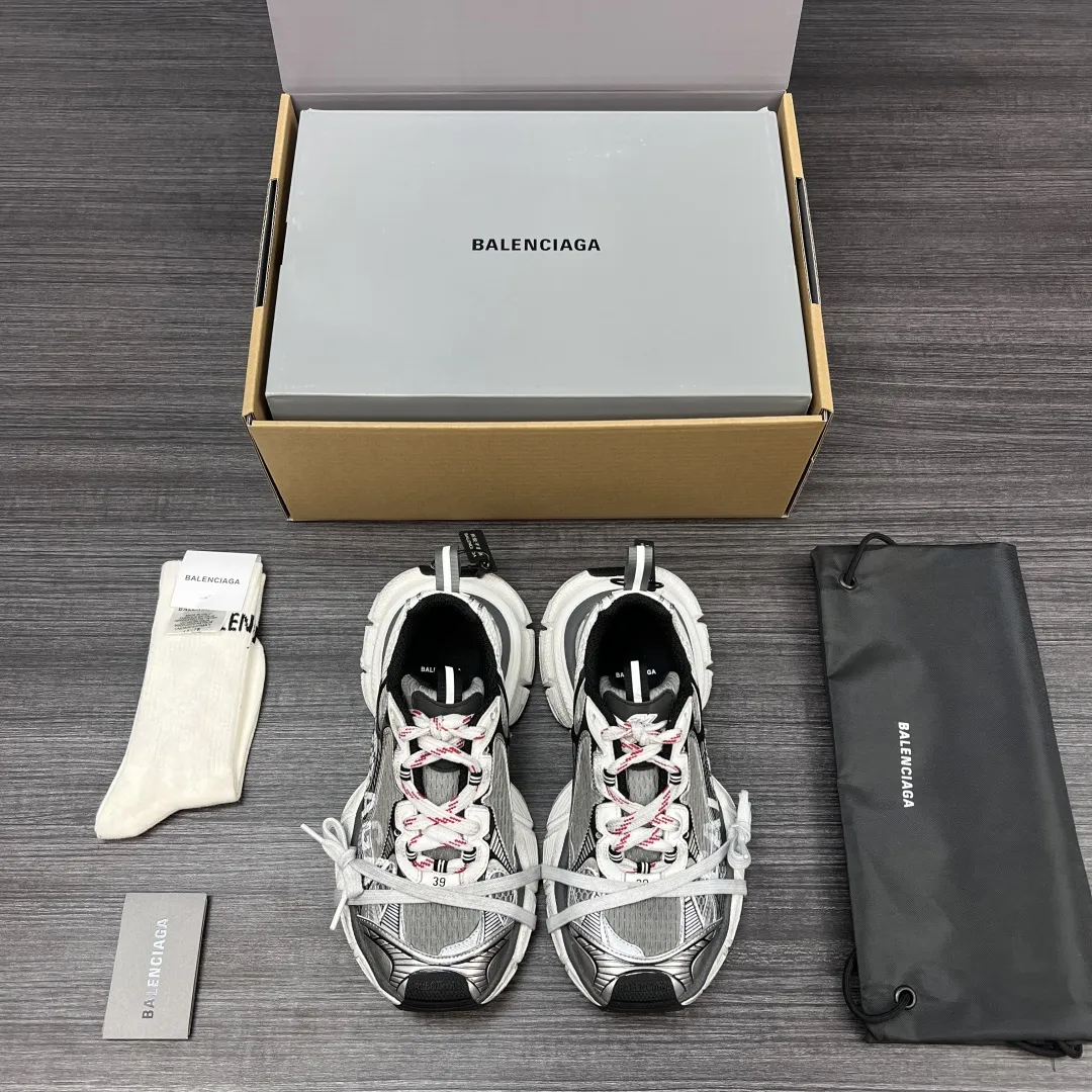 💰420 纯原版本Balenciaga Phantom Sneaker 巴黎世家全新做旧3XL3D打印 做旧潮流跑鞋 在延续 Track Trainer 户外轮廓和复杂鞋面结构的同时,新版本在后跟位置增加了透明带的部件,侧面印有巴黎世家最新logo图案 整鞋看起来更加复古。 包装:全套原版包装加固飞机盒包装! 码数:35-46码(偏大一码 穿42拍41码)