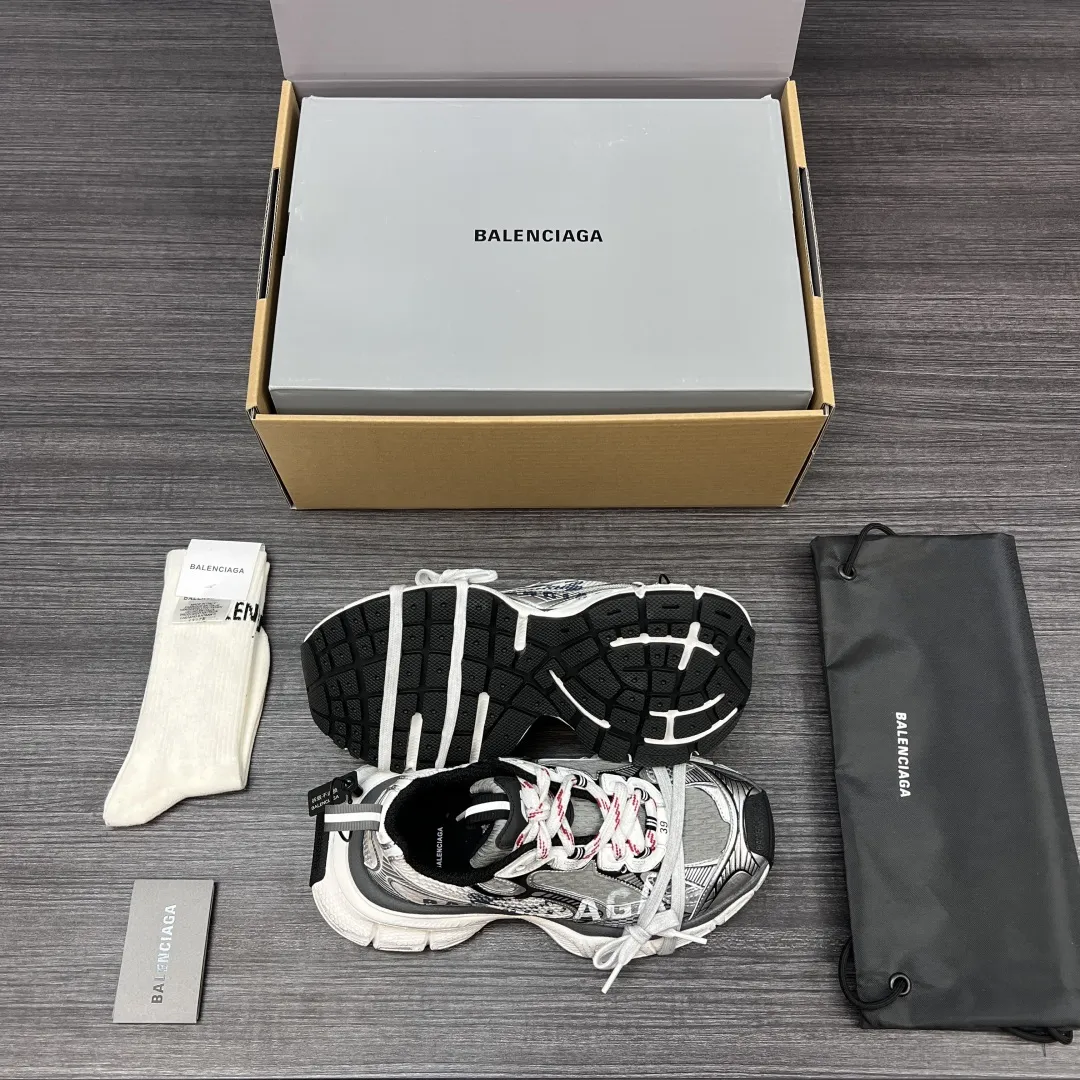 💰420 纯原版本Balenciaga Phantom Sneaker 巴黎世家全新做旧3XL3D打印 做旧潮流跑鞋 在延续 Track Trainer 户外轮廓和复杂鞋面结构的同时，新版本在后跟位置增加了透明带的部件，侧面印有巴黎世家最新logo图案 整鞋看起来更加复古。 包装:全套原版包装加固飞机盒包装！ 码数:35-46码(偏大一码 穿42拍41码)