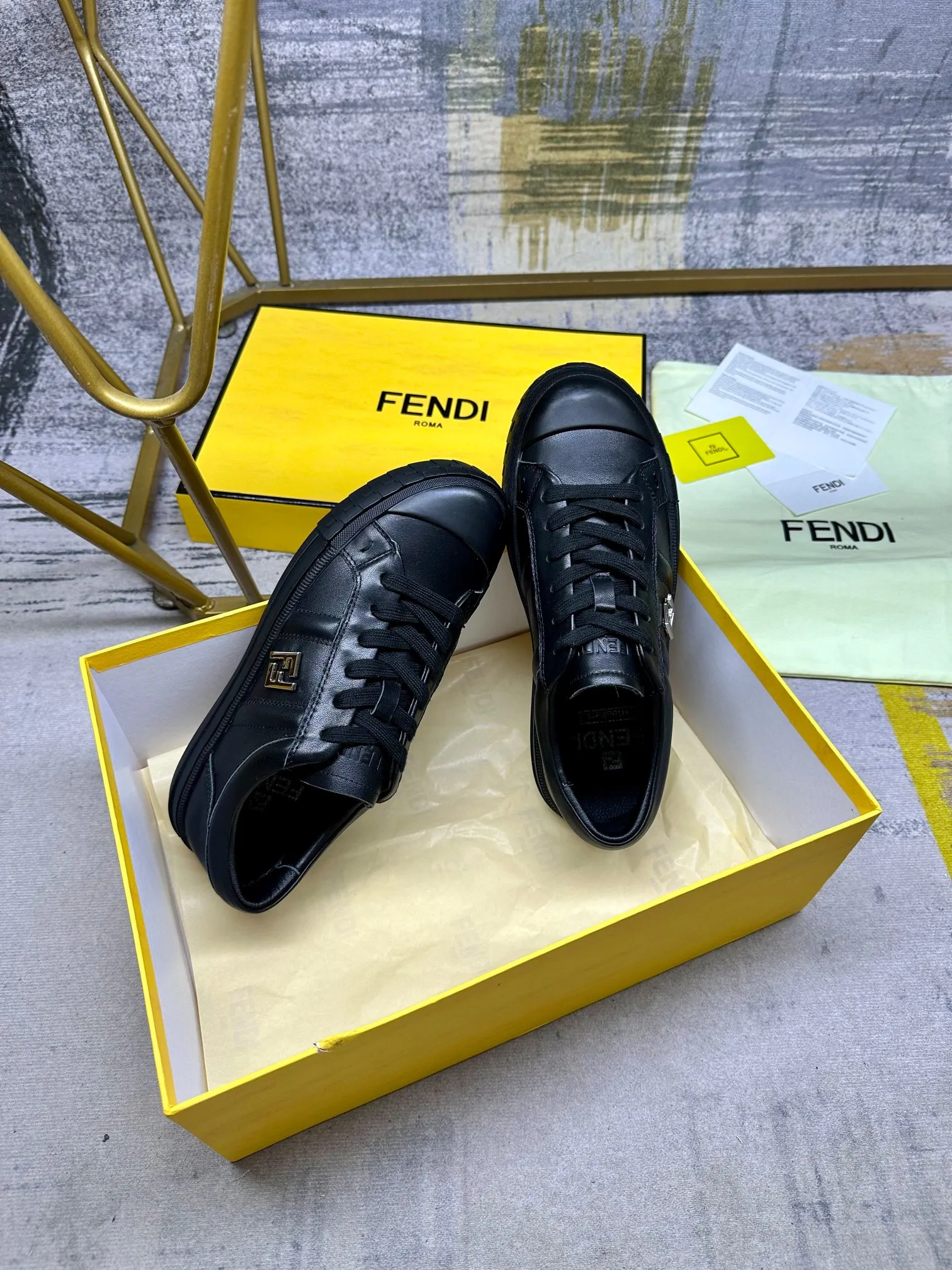 最新火爆款 FENDI Domino系带低帮鞋-全新必备款型!轻松、舒适、时尚且百搭。白色牛皮面料侧面缀以银色饰面金属FF扣件,羊皮内里,原版开模大底鞋头饰有凸纹压花FF图案 ,女码35-41,P220,男码39-45,P230