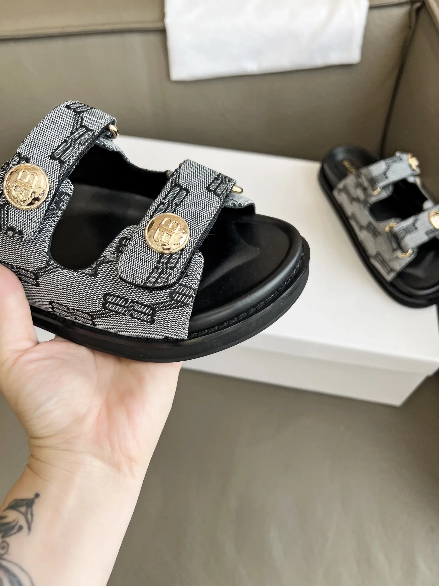 🍓 2025春夏BALENCIAGA/巴黎世家 爆款推荐[得意]这款鞋今年非常🔥爆，独立风格➕各处无可挑剔的细节做工。码数35-40码 41克定做。出厂价230