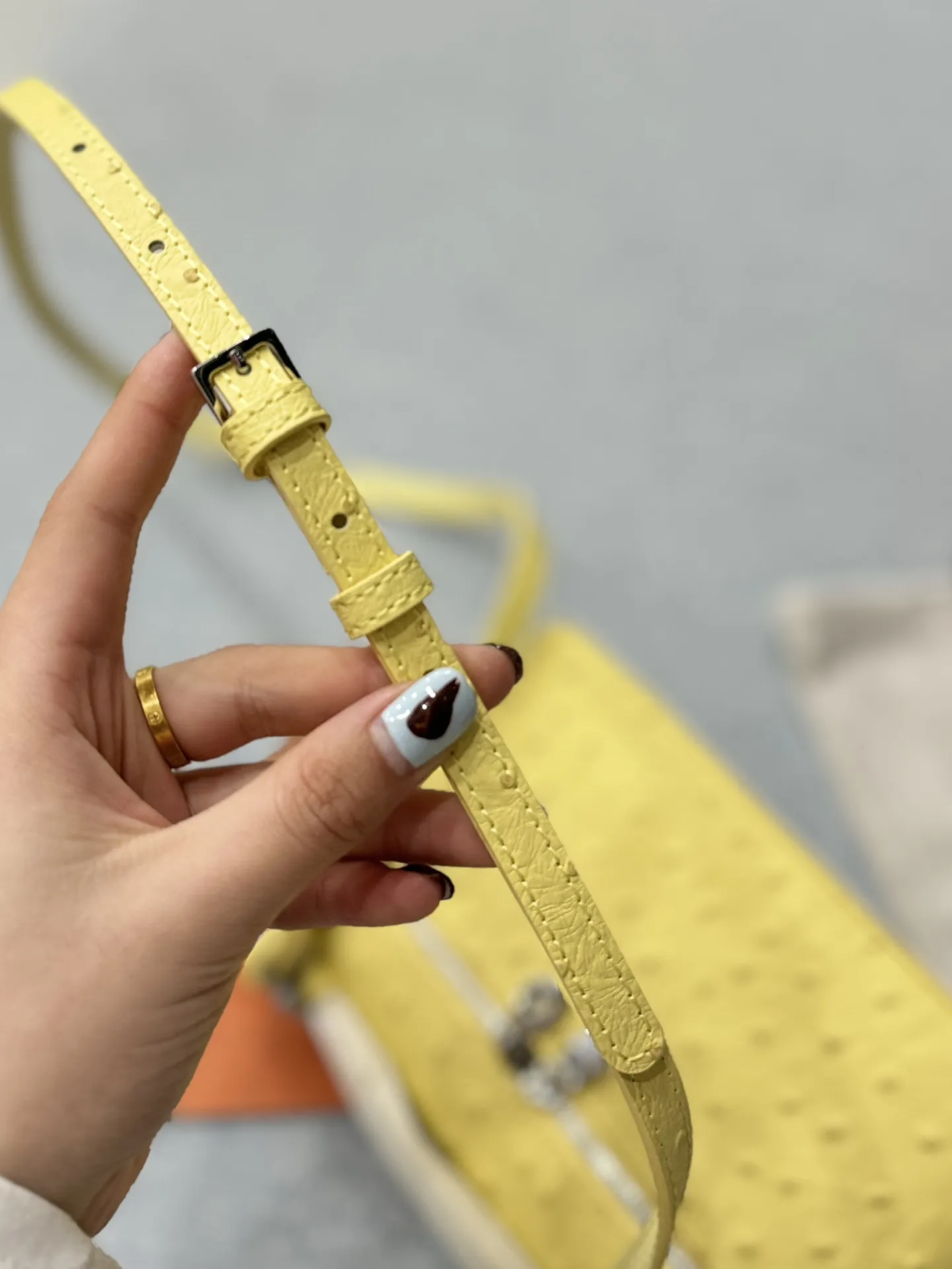 P175 配盒🎀 size：19.5&times;11.5 Loro Piana 鸵鸟皮 饭盒包 手提单肩斜挎包 越看越上头！ 这个颜色是怎么做到看起来又暗又亮的? 亮是感觉颜色很提亮， 暗是觉得绿得也不耀眼， 可能是和鸵鸟皮的关系， 搭配金扣，完美的复古风就出来了