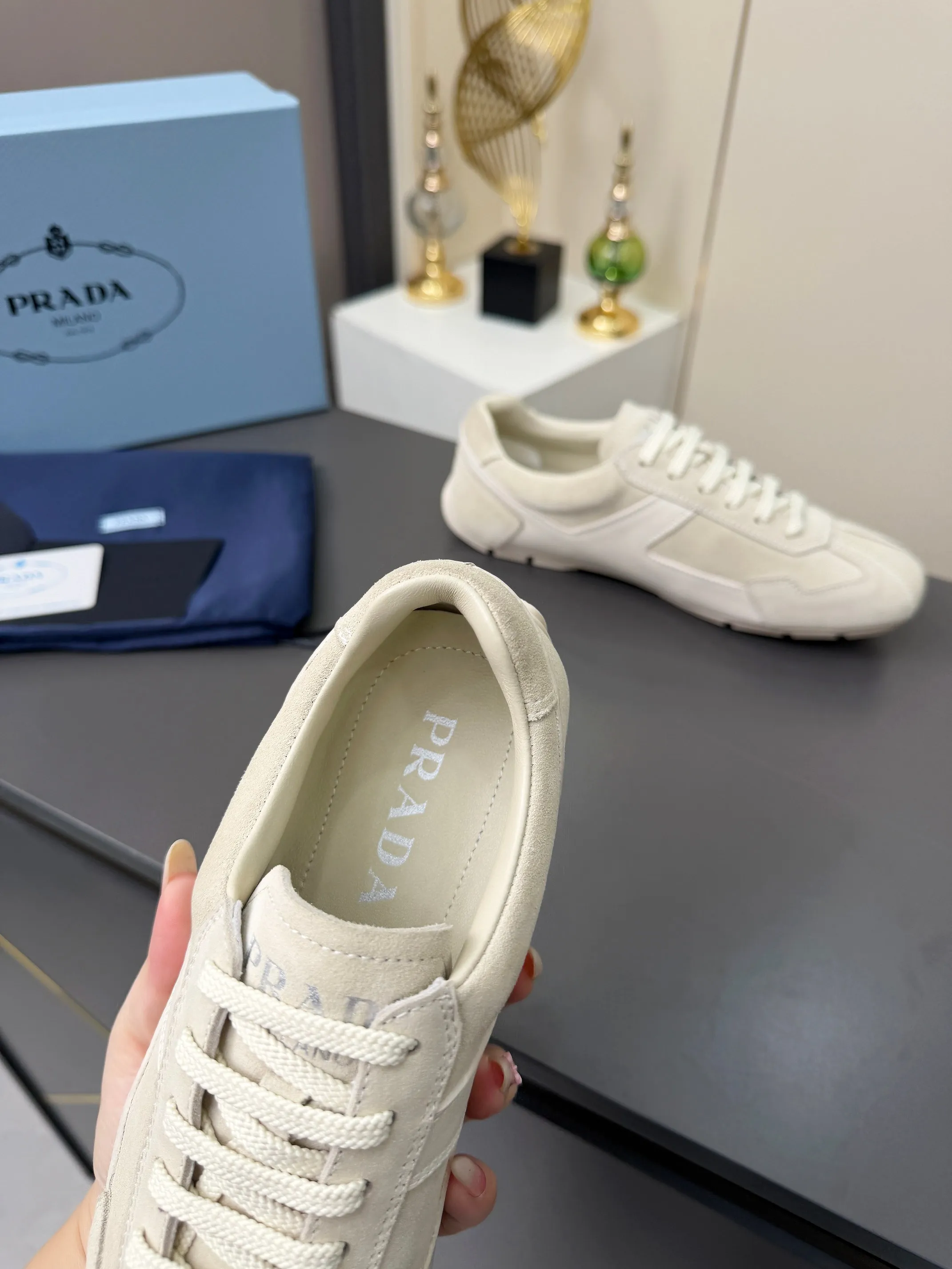 实价不让利P300!普拉达·PRADA🔥2026最新款休闲德训鞋⛳️原版1比1开发,复古时髦前卫的设计,让整双鞋轻便舒适,皮与高丝光牛绒的设计更是简洁大方,搭配古沙滩凉鞋造型,每一个元素都踩在时髦点上🤗 ✦面料:头层牛皮拼接牛京 ✦内里:羊皮内里 ✦大底:原版1:1开双色生胶底 ✦码数:女码 35--40 ✦码数:男码 39--44, ✦码数:可以定做女41 女42 男45