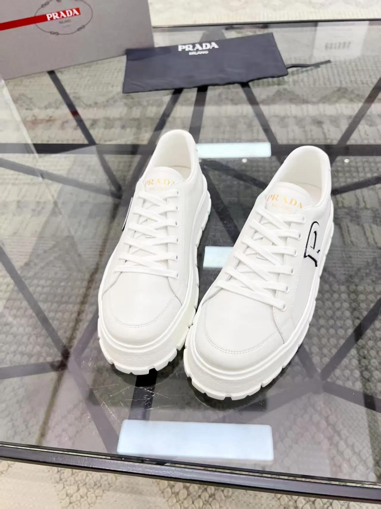 P190元 38-45 Prada 普拉达新款男士真皮运动鞋，市面最高版本 、欢迎任意对比🆚！原版皮料质感极佳，超上档次！意大利进口胎羊网内里，可拆式垫！奢华用料、精细做工，极力推荐入手！