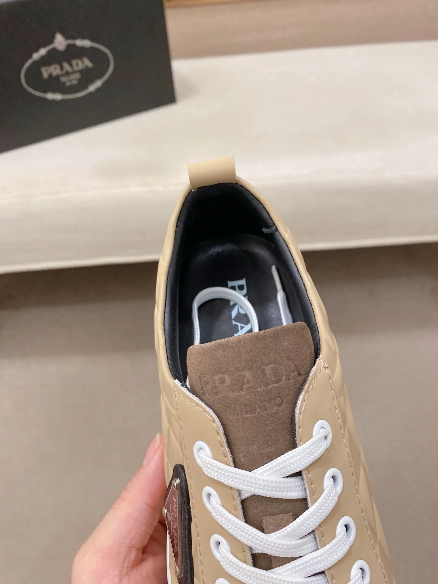 P220💰(普拉达)官网最新款🎁🎁休闲时尚男鞋👟,爆款💥版型简洁大气,潮男专属.独有的官网最新品牌元素元素👑原版装饰,时尚又大方,面料原版牛皮✅羊皮内里,官网指定耐磨休闲大底,专柜经典款实物拍摄🎬39-44.可定做38.45