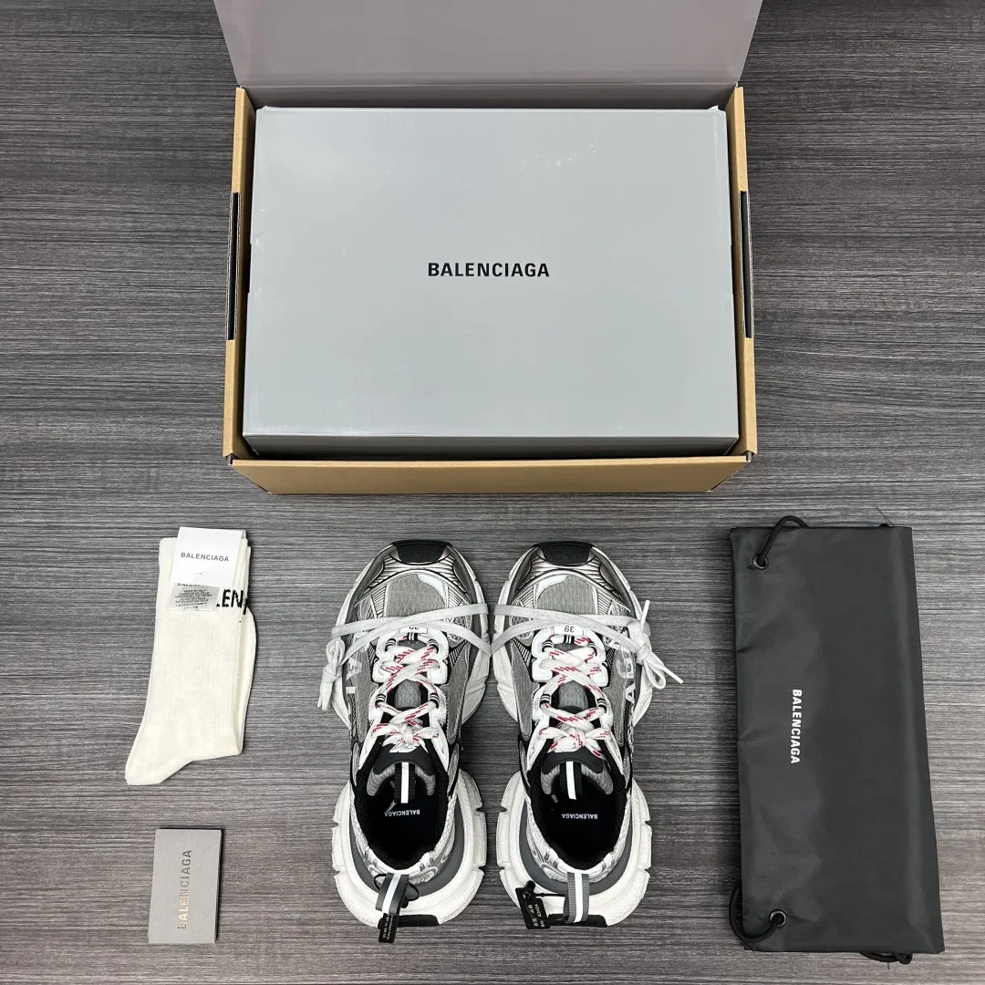 💰420 纯原版本Balenciaga Phantom Sneaker 巴黎世家全新做旧3XL3D打印 做旧潮流跑鞋 在延续 Track Trainer 户外轮廓和复杂鞋面结构的同时,新版本在后跟位置增加了透明带的部件,侧面印有巴黎世家最新logo图案 整鞋看起来更加复古。 包装:全套原版包装加固飞机盒包装! 码数:35-46码(偏大一码 穿42拍41码)