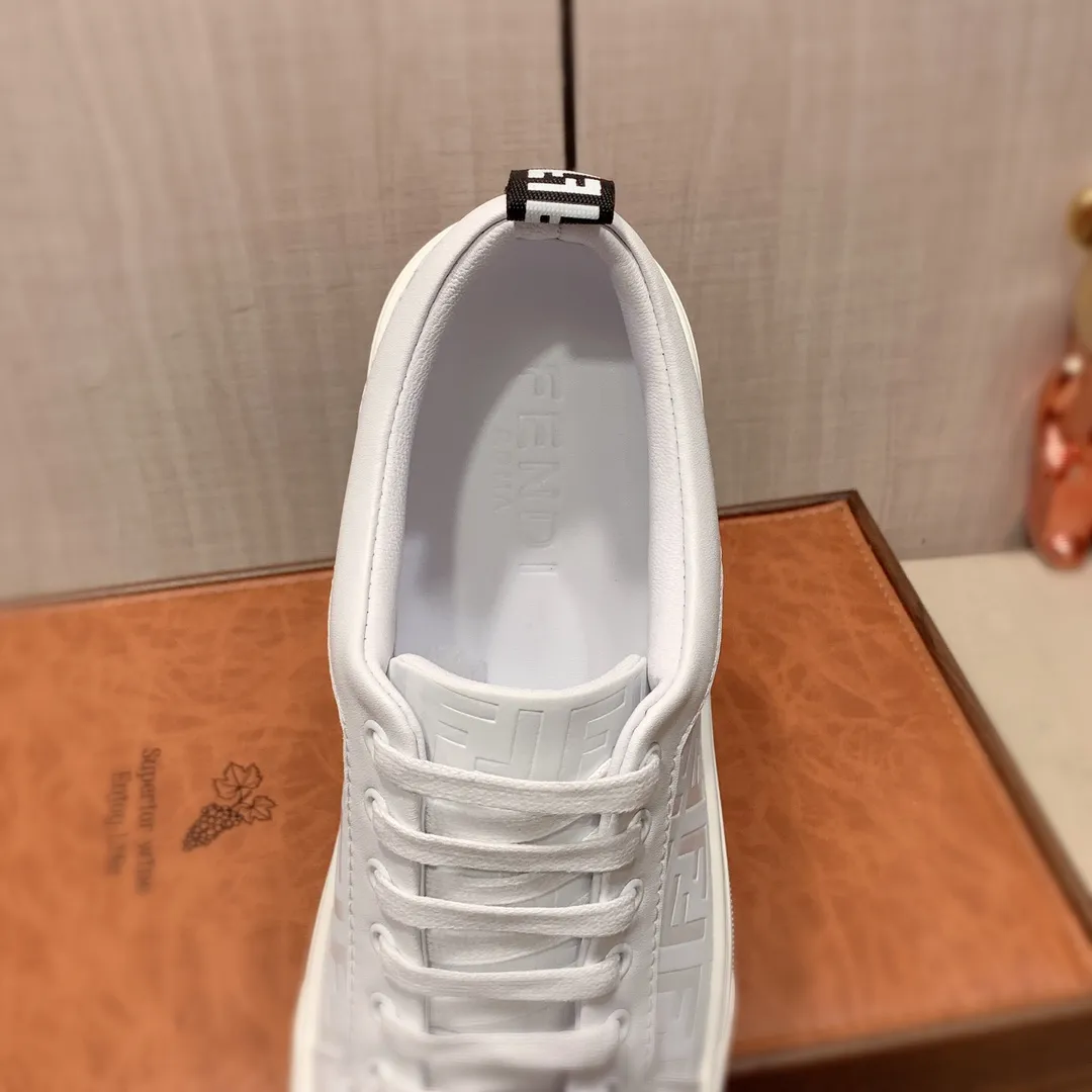 新款🎩🎩[闪电][闪电]工厂价200 《 芬迪FENDI* 》 最新&bull;爆款休闲鞋，顶端品牌[勾引]奢侈～代购，顶级～质量。[强]鞋面選用进口透气牛皮搭配材质➕透气羊皮内里（&bull;）精细做工。原版个性时尚柔软橡膠耐磨防滑大底，上脚轻巧舒适，实物拍摄🎬實物更好看，码数: 38-44。2️⃣色入选