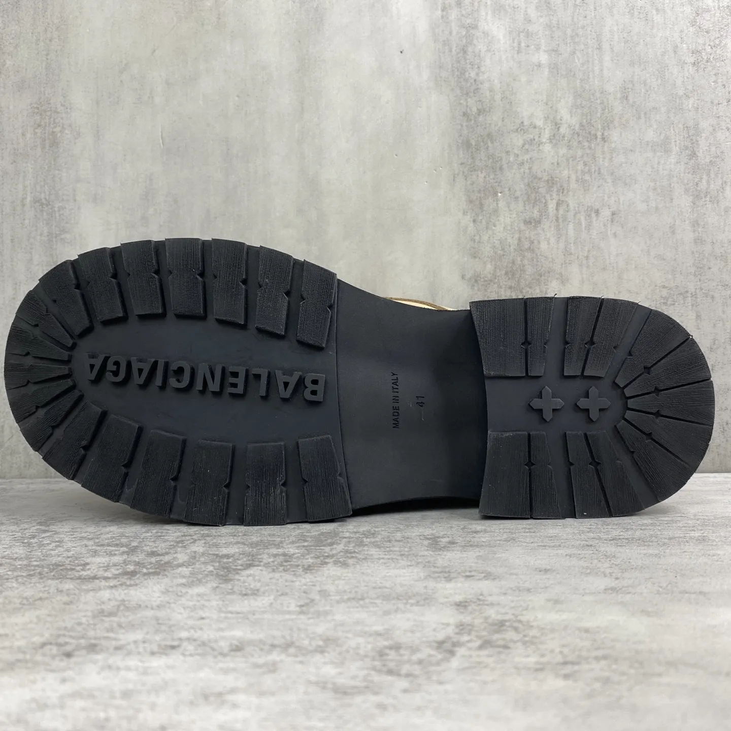 💰340🔥新款上架🔥顶级版本 巴黎世家 Balenciaga FW25 Venom Boots by balenciaga 机车靴 机能风 原厂数据-原版1:1还原细节 机车靴的设计极具辨识度,利落的线条搭配金属扣饰,每一处细节都彰显着Balenciaga的前卫态度。皮革质感上乘,光泽内敛却又奢华尽显,脚感更是舒适与格调并存。 面料:定制哑光自然摔小牛皮/做旧破坏工艺效果 内里:定制中光牛皮 五金:定制纯铜哑银色拉丝做旧版本 大底:3层组合-真皮沿条/回弹耐磨绒/轮胎橡胶外底 码数:男39-45(38,46定) 原版包装