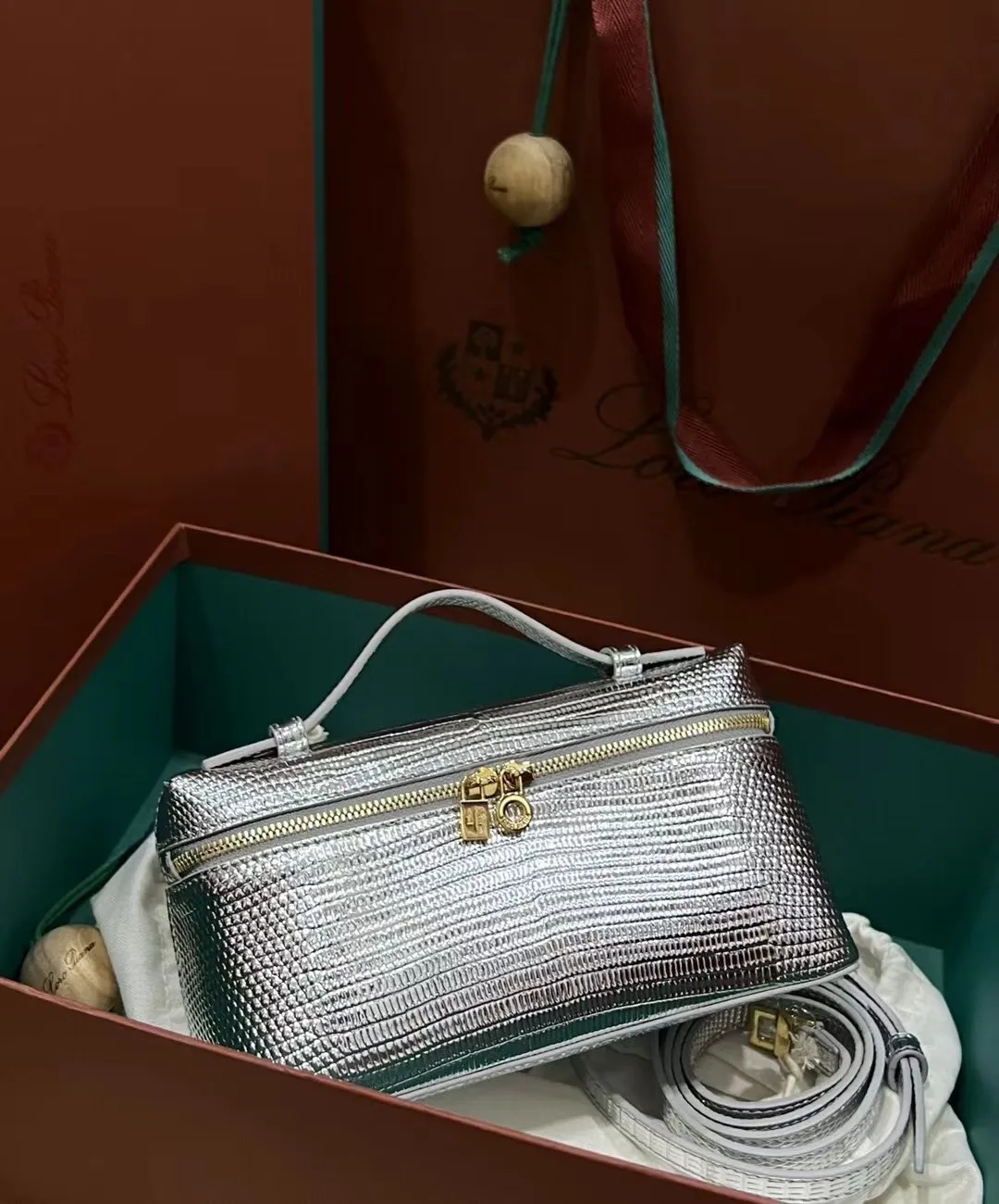 现货供应👉特级复刻Loro piana L19 专柜断货王😉#🔎细节图🌟对正品版💁🏻♂️进口牛皮压蜥蜴纹💫超A油边打磨❣️内里配进口羊皮 ,五金也是正品一比一开模👍是不锈钢不掉色的全钢材质😎小号尺寸19cm🈶️金扣