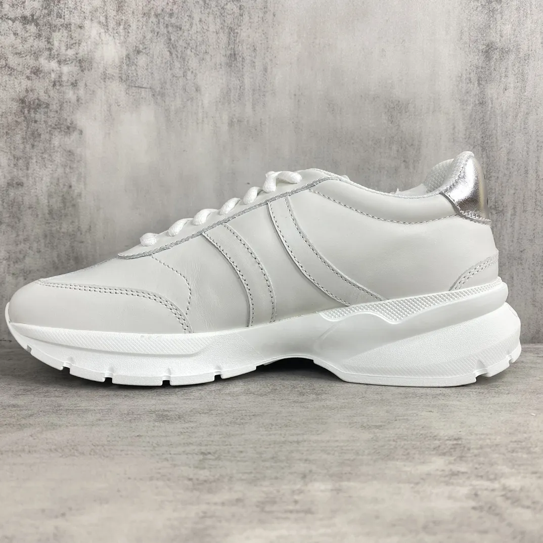 💰280🔥新款上架🔥CELINE(思琳)2024早春新款运动鞋 这一季运动小白鞋无论从楦型的轮廓 隔板的拼接都让人耳目一新 前后品牌LOGO相呼应 大底边位明显Celine字母点缀 无不彰显品牌元素 鞋面柔软粒面牛皮 透气网布 TPU大底 码数:35-45