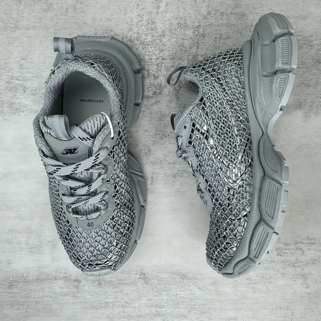 💰420🔥新款上架🔥 BALENCIAGA 3XL Sneakers 巴黎世家十代网布系带低帮走秀复古老爹鞋 全套原纸板楦头开发 最原汁原味的灵魂版型 全鞋荧光划线卡点 胶水把控整洁度追求极致完美 每一双都是工艺品 多重QC质检 超越公司货的品控标准 实实在在的免检产品 原盒原配 正确字体电绣 粗细、位置、大小正确 侧边TPU 透气孔匹配意产原版 正确分离大底 TPU软底 原版一致大底LOGO 立体感十足 原厂皮料水洗做旧 采购原厂网纱 不含皮革 网布材料和聚氨酯 磨损效果 鞋头边缘和后帮 Balenciaga 徽标 鞋面和后跟凸印尺码 鞋舌 3XL 橡胶品牌标识和反光细节 鞋帮拉袢和鞋舌拉祥 配反光细节 备用鞋带在鞋履前侧 可在穿着前取下 便于不同造型搭配 正常尺码 尺码：35 36 37 38 39 40 41 42 43 44 45 46