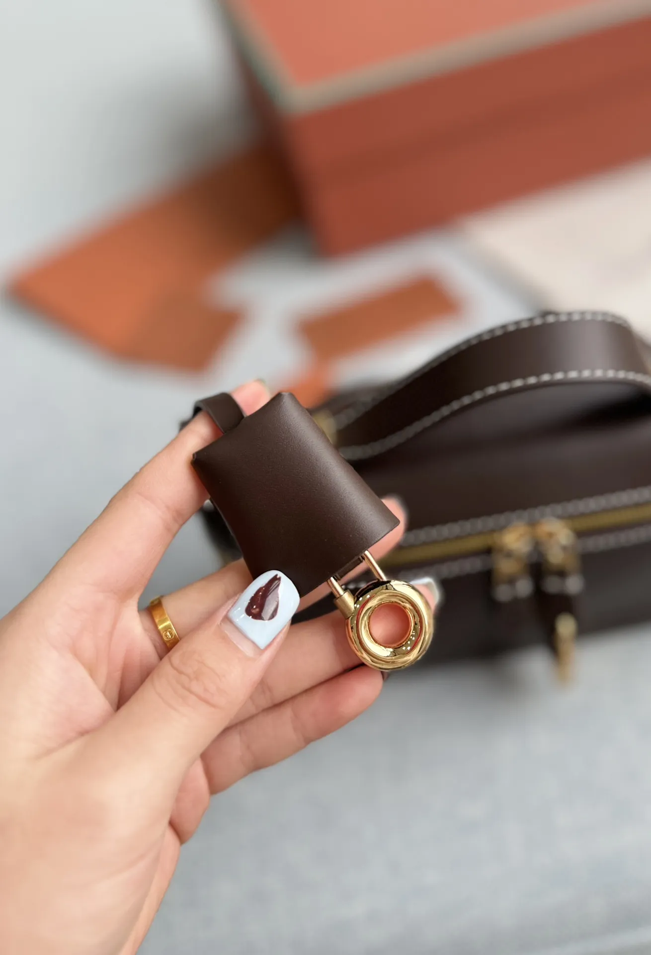 小号P205 配盒🎀 size：19.5&times;10.5 Loro Piana Extra Bag L27 饭盒包 单肩斜挎手提包 手袋包 这个包型以几何造型展示了精美与优雅风范复古手袋的魅力 加上细心雕琢的细节锋线饰边凸显出简洁干练的线条 为新手袋增添了现代的品味! 皮质采用了牛皮制作而成具有细腻而饱满的纹理感金属点缀 独特精致