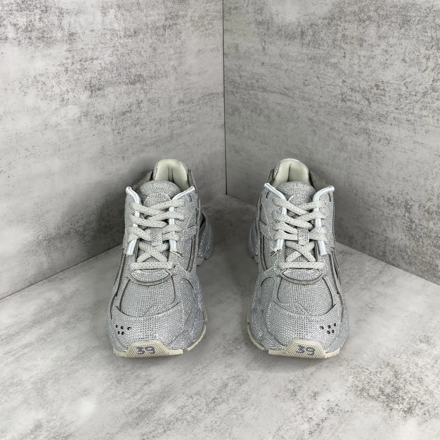 💰550🔥新款上架🔥BALENCIAGA Runner Sneaker 满钻 巴黎世家七代慢跑系列低帮复古野跑潮流运动鞋老爹鞋 尼龙和网布材质 磨损效果 鞋头边缘印有尺码 背面浮印尺码 外侧印有跑者徽标 鞋舌刺绣 Balenciaga 品牌标识 鞋跟背面 Balenciaga品牌标识 材质采用65%聚氨酯、35%聚酯纤维 全新 Runner 鞋型轮廓借鉴于 2000 年初的复古线条 搭载大网眼面料制成鞋面基础，由粉色、白色尼龍与橡胶质地覆盖鞋面诠释线条感 尤其是鞋领处与鞋带孔眼条更是采用不规则做旧技术将内容物泡棉随机露出 尺码：35 36 37 38 39 40 41 42 43 44 45