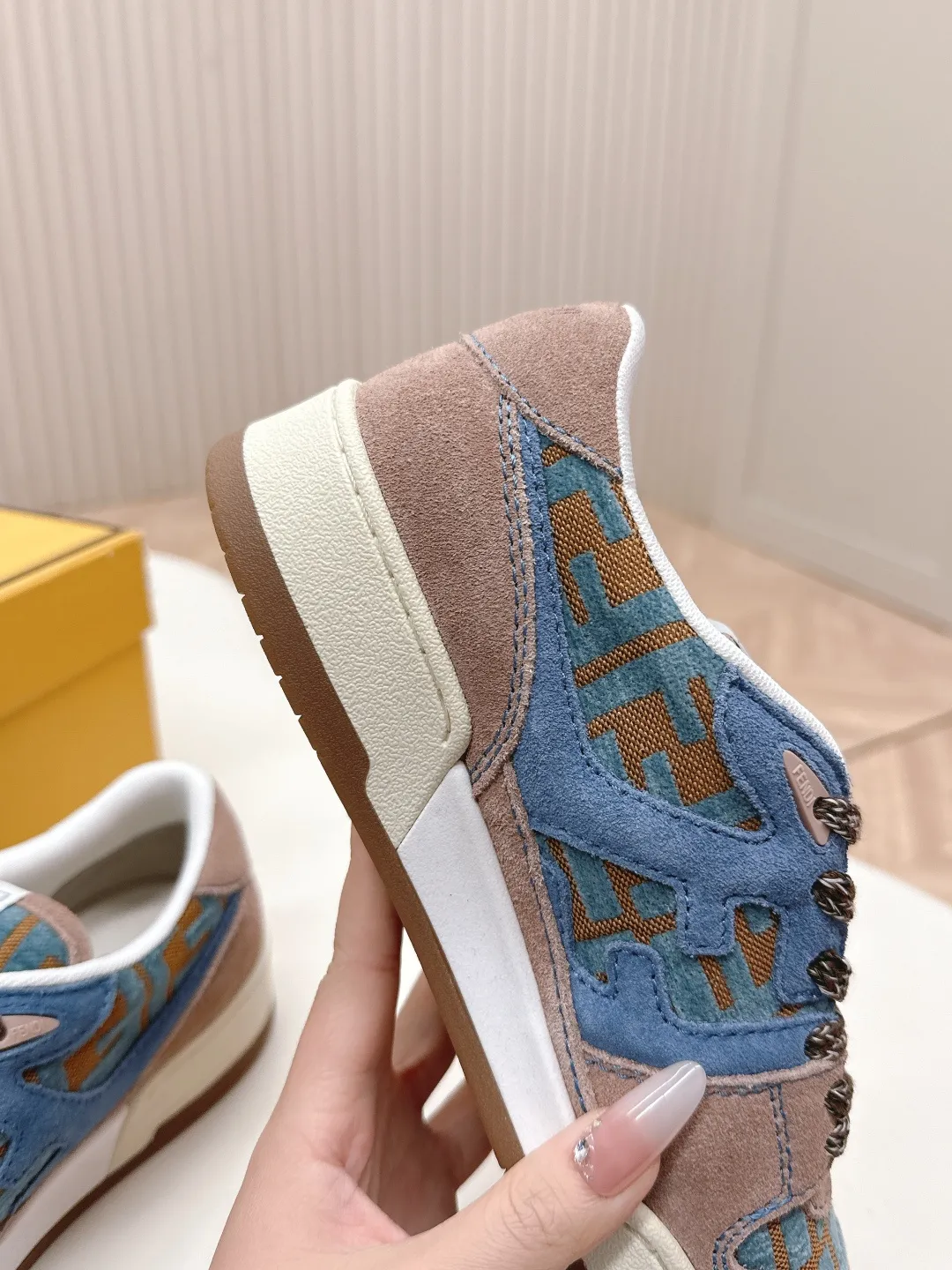 最新色系!皮面 出女💰320 男加10 最新版面 情侣款 Fendi芬迪2025新色系列板鞋休闲运动鞋 FD match 升级新款 全皮面拼接 新鲜血液注入加FF复古的设计 超好看百搭 鞋面牛皮面拼接组合 侧面凸起的双F logo内里采用透气布里 轻便 舒适百搭 原版TPu大底 码数,女款35-40 / 男款39-44