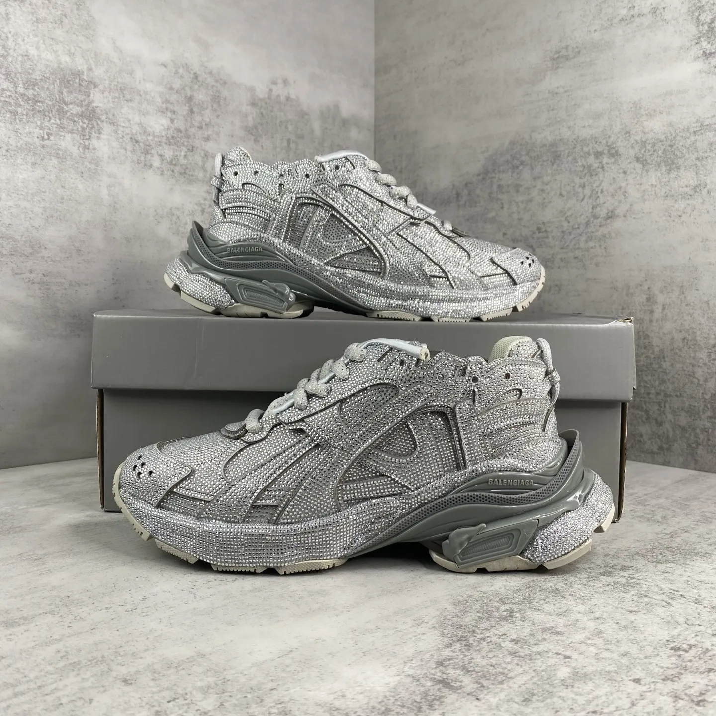 💰550🔥新款上架🔥BALENCIAGA Runner Sneaker 满钻 巴黎世家七代慢跑系列低帮复古野跑潮流运动鞋老爹鞋 尼龙和网布材质 磨损效果 鞋头边缘印有尺码 背面浮印尺码 外侧印有跑者徽标 鞋舌刺绣 Balenciaga 品牌标识 鞋跟背面 Balenciaga品牌标识 材质采用65%聚氨酯、35%聚酯纤维 全新 Runner 鞋型轮廓借鉴于 2000 年初的复古线条 搭载大网眼面料制成鞋面基础,由粉色、白色尼龍与橡胶质地覆盖鞋面诠释线条感 尤其是鞋领处与鞋带孔眼条更是采用不规则做旧技术将内容物泡棉随机露出 尺码:35 36 37 38 39 40 41 42 43 44 45