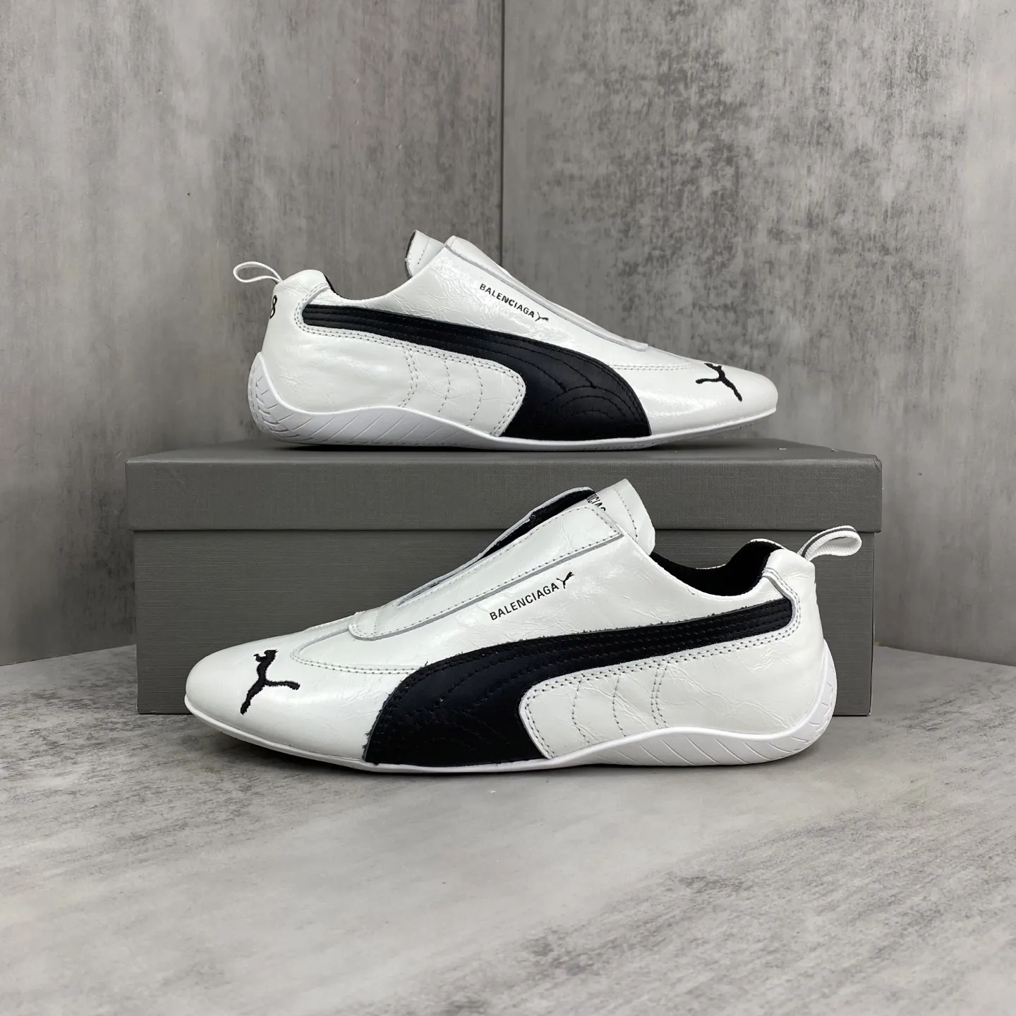 💰300🔥新款上架🔥 Balenciaga巴黎世家PUMA Speedcat运动鞋 Demna设计的全新冬季25系列Balenciaga与PUMA的联名合作款 鞋面采用进口牛京 做旧打磨元素打造出灵活的袜套式贴合感,同时保留了原本轻薄、灵活的平底设计。包装:全套配件加固飞机盒包装!码数:女35-40码(40定做不退换)男40-45码(45定做不退换)