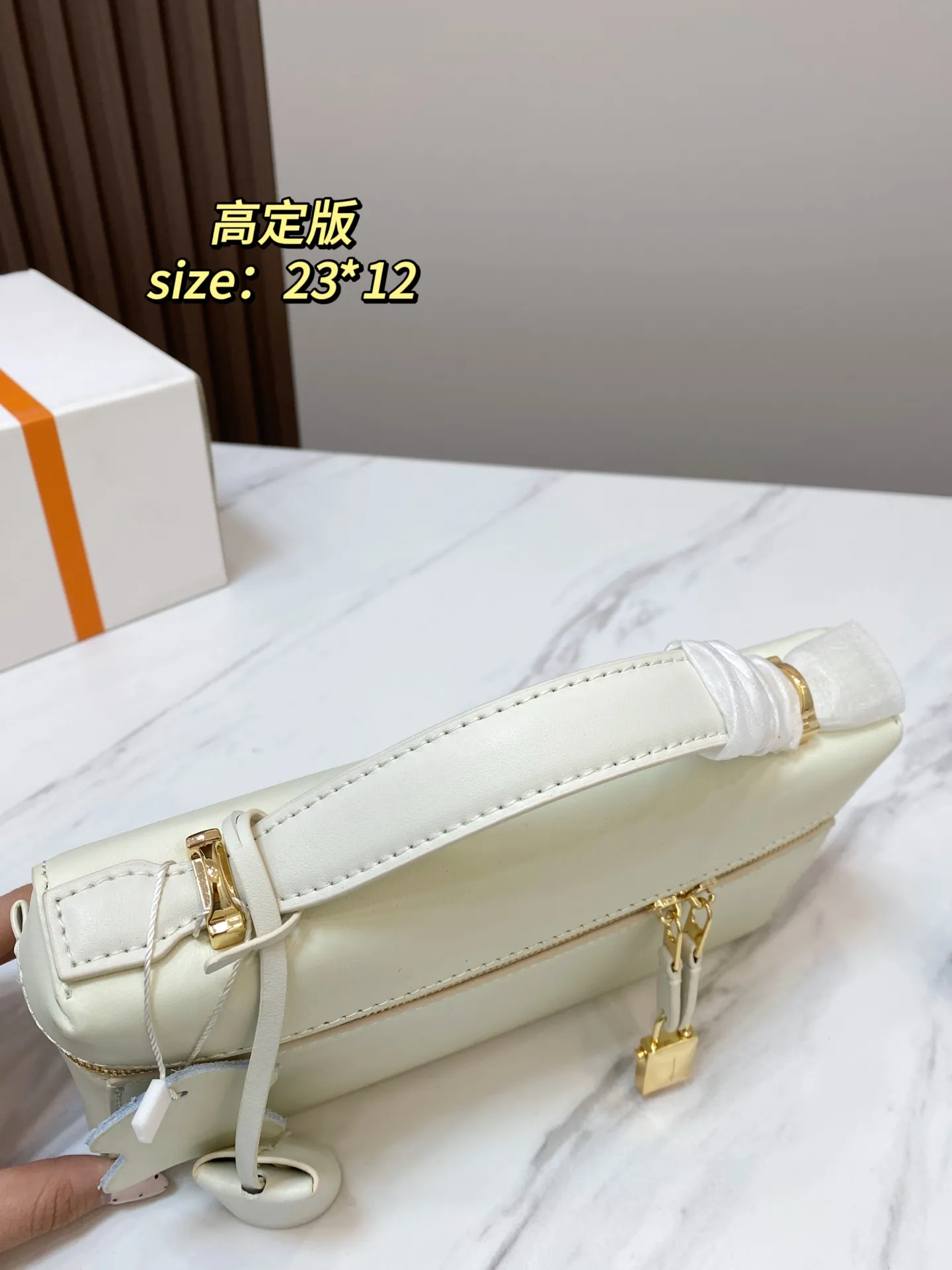 🅿️💰210 配礼盒 尺寸23*12 貌美如花LoroPiana小方包 不再买包的我看到这个真是受不了 简直太适合夏天,容量可放下手机 钥匙 气垫 手纸 口红等,好喜欢這 #OroPiana#夏日小包推荐 6178