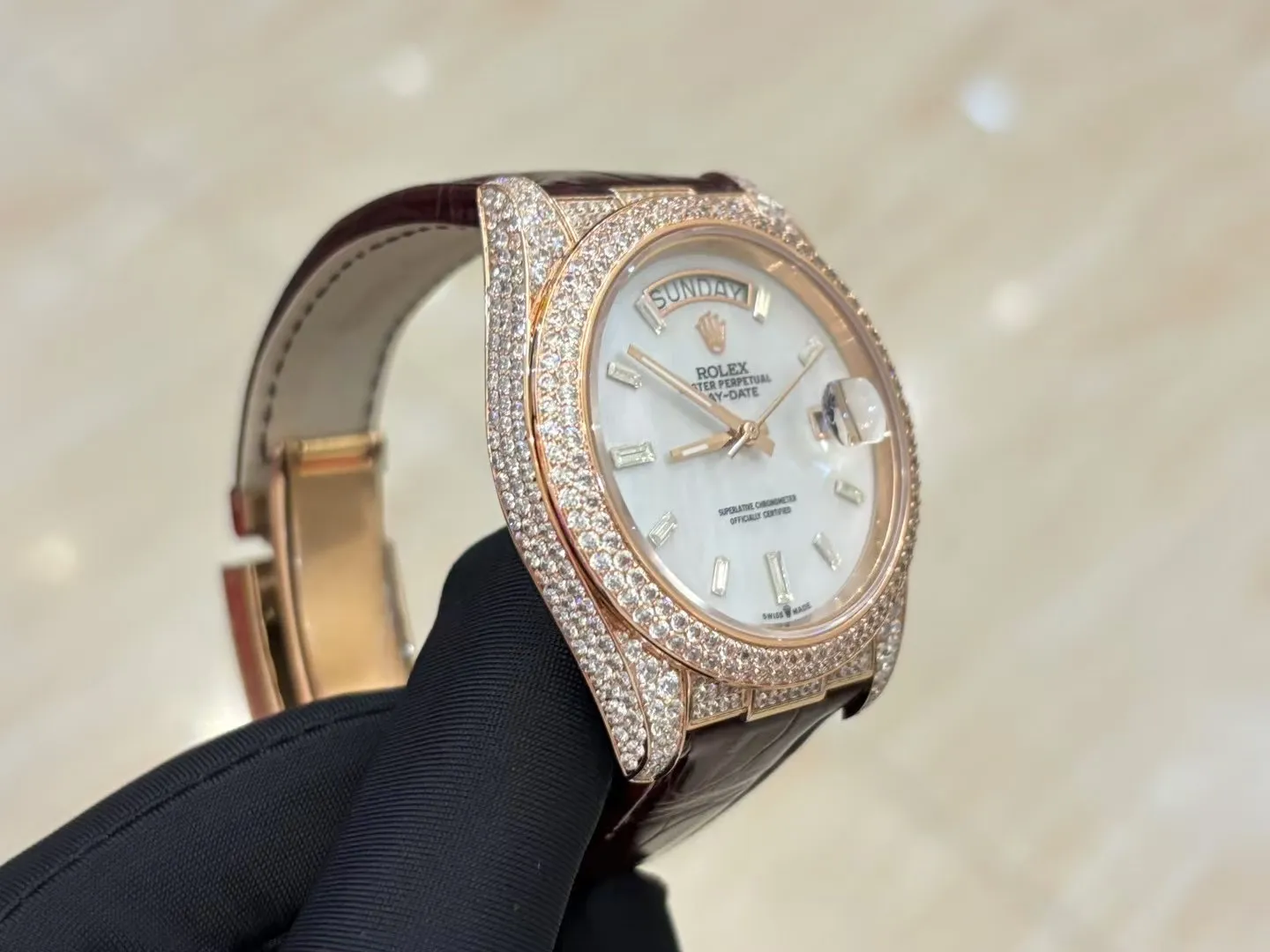 💍劳力士 顶级好货💍🌈首款日志型美洲鳄鱼皮带系列 !✨后镶嵌顶级天然皓石,大闪亮,难度极高,目前同种材质最闪工艺。不惜成本只为完美,可谓用心至极,完美展现工匠精神。奢华高贵 身份的象征,适合重要场合使用! 1⃣️搭载ETA2836星期日历全自动机芯,经典机芯稳定性强,无后顾之忧。 2⃣️蓝宝石镜面,字面颜色更细腻做出了与正品一致的视觉效果,防反光凸透式放大日历窗。 ️3⃣️表壳均采用顶级904钢,镶嵌顶级天然皓石。尺寸:直径40mm。 4⃣️表带美洲鳄鱼皮配搭原装折叠扣表扣,连接表壳头粒更细致优化!表扣细节刻字也比较到位! 5⃣️复刻诚心力作!让我们一起一劳永逸!欢迎各位表友品鉴!