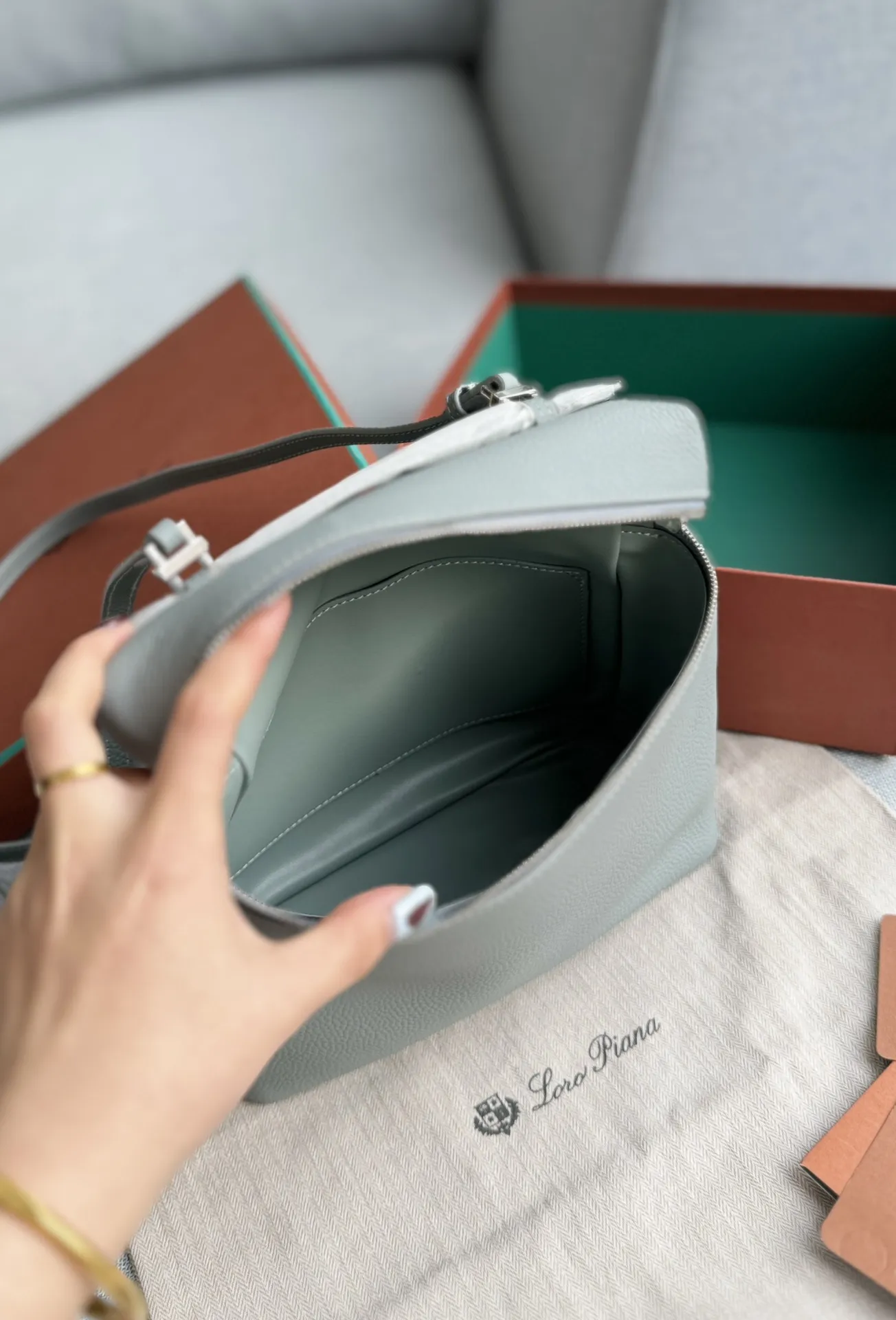 P215 配盒🎀 size：23&times;21 Loro Piana ExtraPocket L23.5 豆腐包 双肩包 造型实在太可爱了! 一如既往的极简风格 新出珍珠灰特别有质感! 一眼就被这款米色手提双肩包吸引了 它静静地躺在木质桌面上 宛如一位等待被发现的优雅女子。