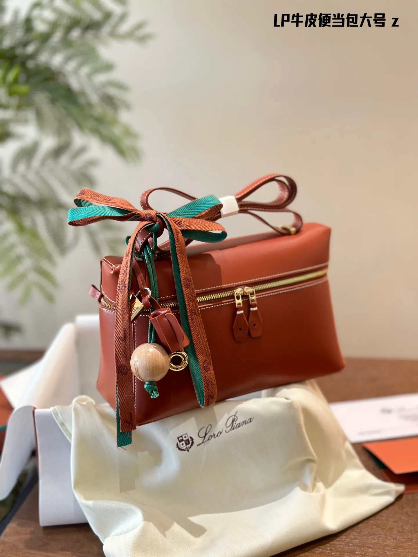 p220 原版牛皮 Loro Piana又出新包,唐嫣吴千语都在背! 董洁、马思纯、梅婷、宋佳、万茜、邬君梅、张雪迎、张钧甯,唐嫣、吴千语,好多女明星们最新街拍都在背 这支全新的Extra Bag手袋啊!包包颜值是真的高,容量很充足非常实用,可以单肩也可以斜挎,还有很多配色可以选择,经典百搭,秋冬新包这支最有看点!27cm专柜包装