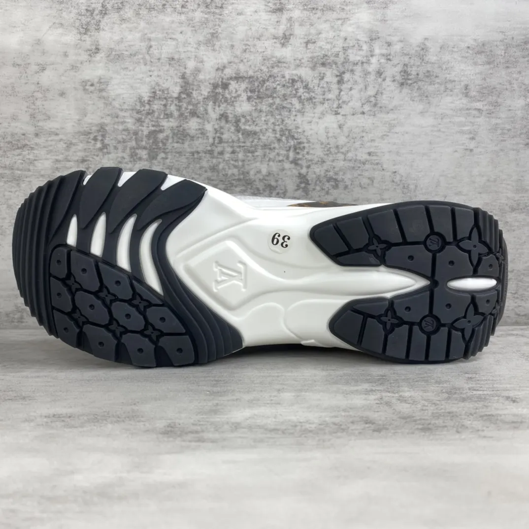 💰360🔥新款上架🔥 LV路易威登Run 55运动鞋 拼合网格面料、橡胶和粘胶等科技材质，搭配牛皮革材质，共同洋溢运动格调。Monogram 帆布后袢带等标志性元素传递品牌意趣。码数：35-40（41订做）