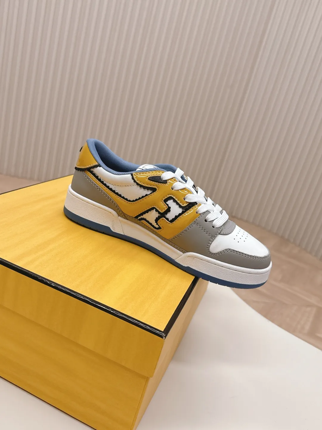 最新色系!皮面 出女💰320 男加10 最新版面 情侣款 Fendi芬迪2025新色系列板鞋休闲运动鞋 FD match 升级新款 全皮面拼接 新鲜血液注入加FF复古的设计 超好看百搭 鞋面牛皮面拼接组合 侧面凸起的双F logo内里采用透气布里 轻便 舒适百搭 原版TPu大底 码数,女款35-40 / 男款39-44