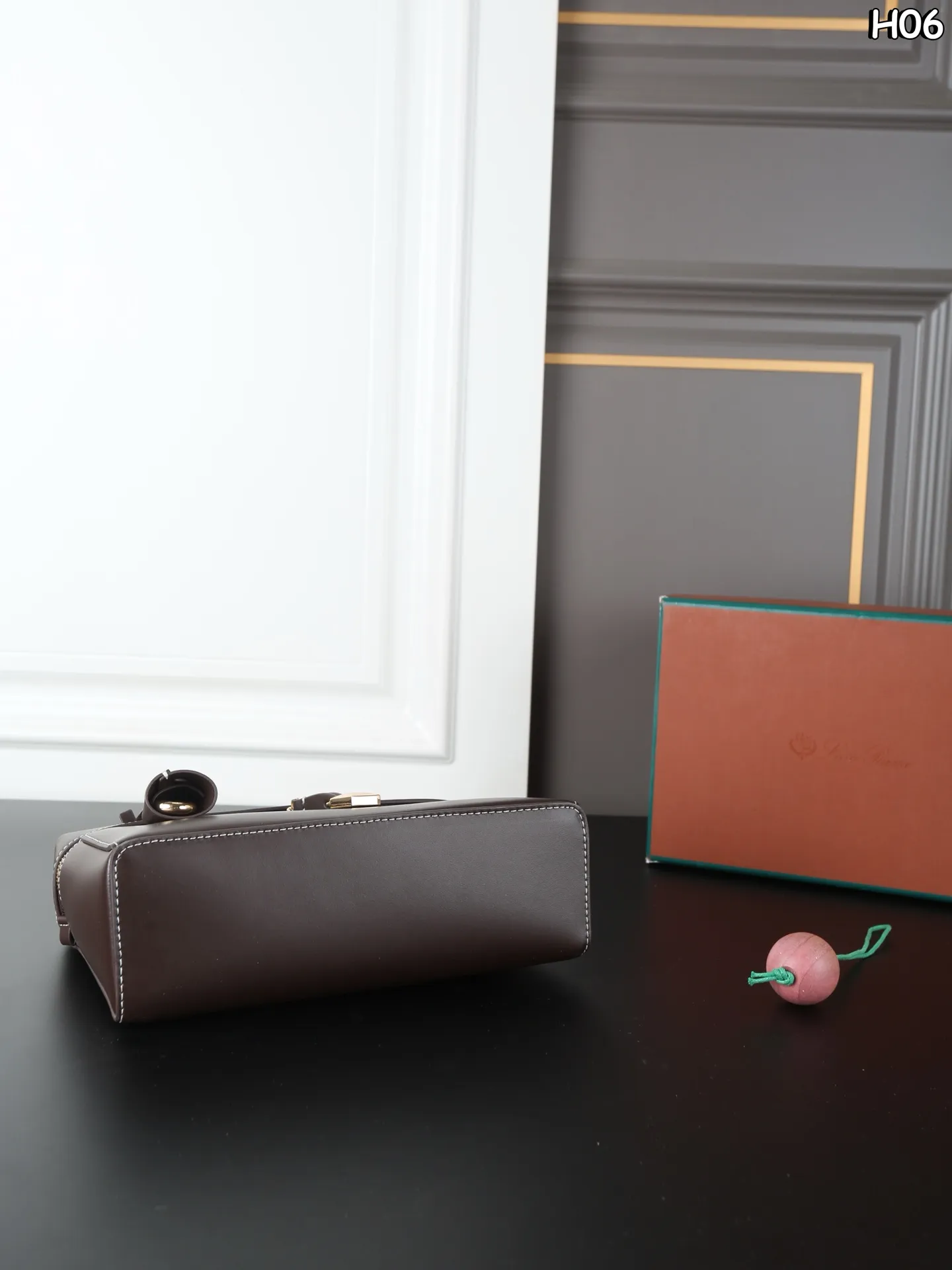 大P235 天地盖➕挂件 中P225 天地盖➕挂件 小P205 天地盖➕挂件 Loro Piana Extra Bag LP 饭盒包 化妆盒子包 手提包斜挎包 宋佳同款！ 吴千语、唐嫣等明星都在背Loro Piana新包！ Loro Piana 又出新包了，最新街拍吴千语、唐嫣、张钧甯、董洁、马思纯、梅婷、宋佳、万茜、邬君梅、张雪迎、包包颜值是真的高，容量方面也能够满足出行需求，不管是通勤还是日常都很适合，秋冬季节拿来搭配外套大衣最合适不过啦！ 尺寸：26.5&times;17/23&times;15/20&times;11