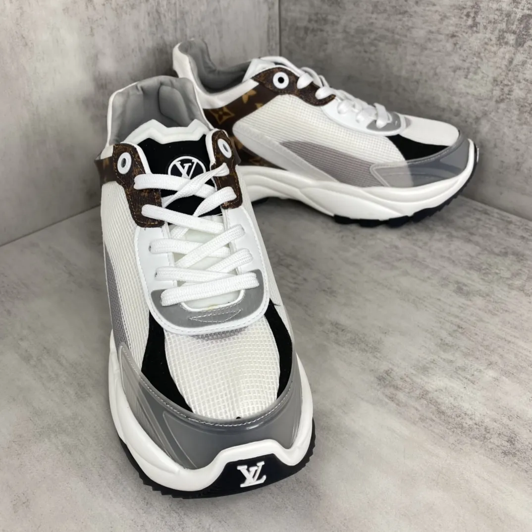 💰360🔥新款上架🔥 LV路易威登Run 55运动鞋 拼合网格面料、橡胶和粘胶等科技材质，搭配牛皮革材质，共同洋溢运动格调。Monogram 帆布后袢带等标志性元素传递品牌意趣。码数：35-40（41订做）