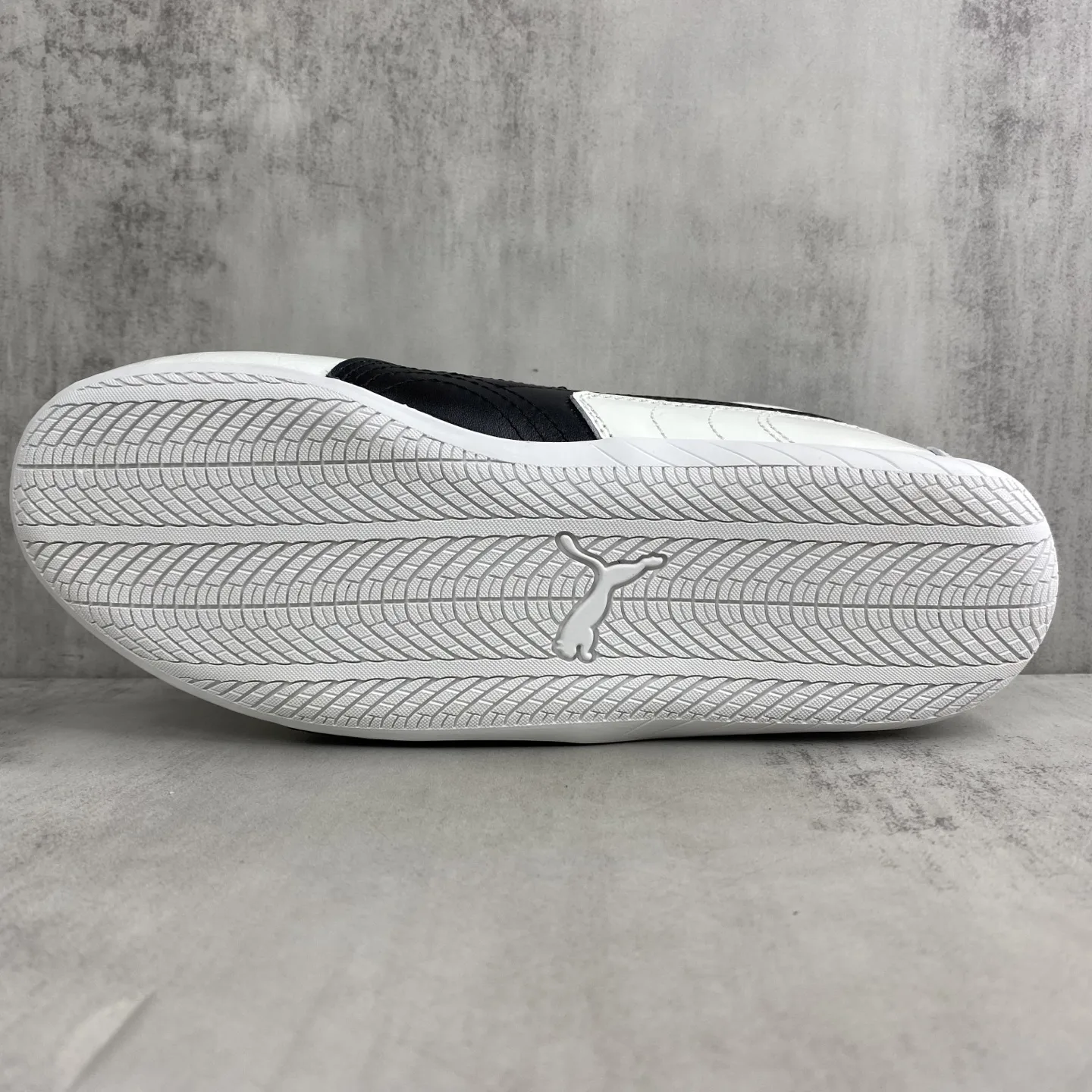 💰300🔥新款上架🔥 Balenciaga巴黎世家PUMA Speedcat运动鞋 Demna设计的全新冬季25系列Balenciaga与PUMA的联名合作款 鞋面采用进口牛京 做旧打磨元素打造出灵活的袜套式贴合感，同时保留了原本轻薄、灵活的平底设计。包装:全套配件加固飞机盒包装！码数:女35-40码（40定做不退换）男40-45码（45定做不退换）