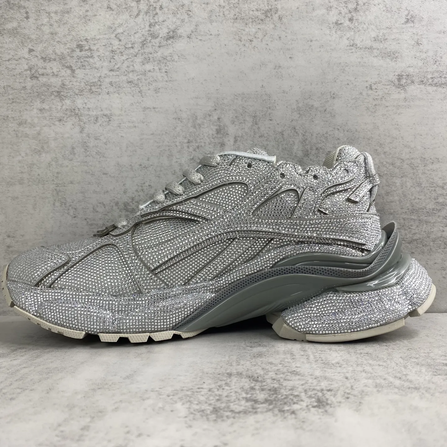 💰550🔥新款上架🔥BALENCIAGA Runner Sneaker 满钻 巴黎世家七代慢跑系列低帮复古野跑潮流运动鞋老爹鞋 尼龙和网布材质 磨损效果 鞋头边缘印有尺码 背面浮印尺码 外侧印有跑者徽标 鞋舌刺绣 Balenciaga 品牌标识 鞋跟背面 Balenciaga品牌标识 材质采用65%聚氨酯、35%聚酯纤维 全新 Runner 鞋型轮廓借鉴于 2000 年初的复古线条 搭载大网眼面料制成鞋面基础，由粉色、白色尼龍与橡胶质地覆盖鞋面诠释线条感 尤其是鞋领处与鞋带孔眼条更是采用不规则做旧技术将内容物泡棉随机露出 尺码：35 36 37 38 39 40 41 42 43 44 45