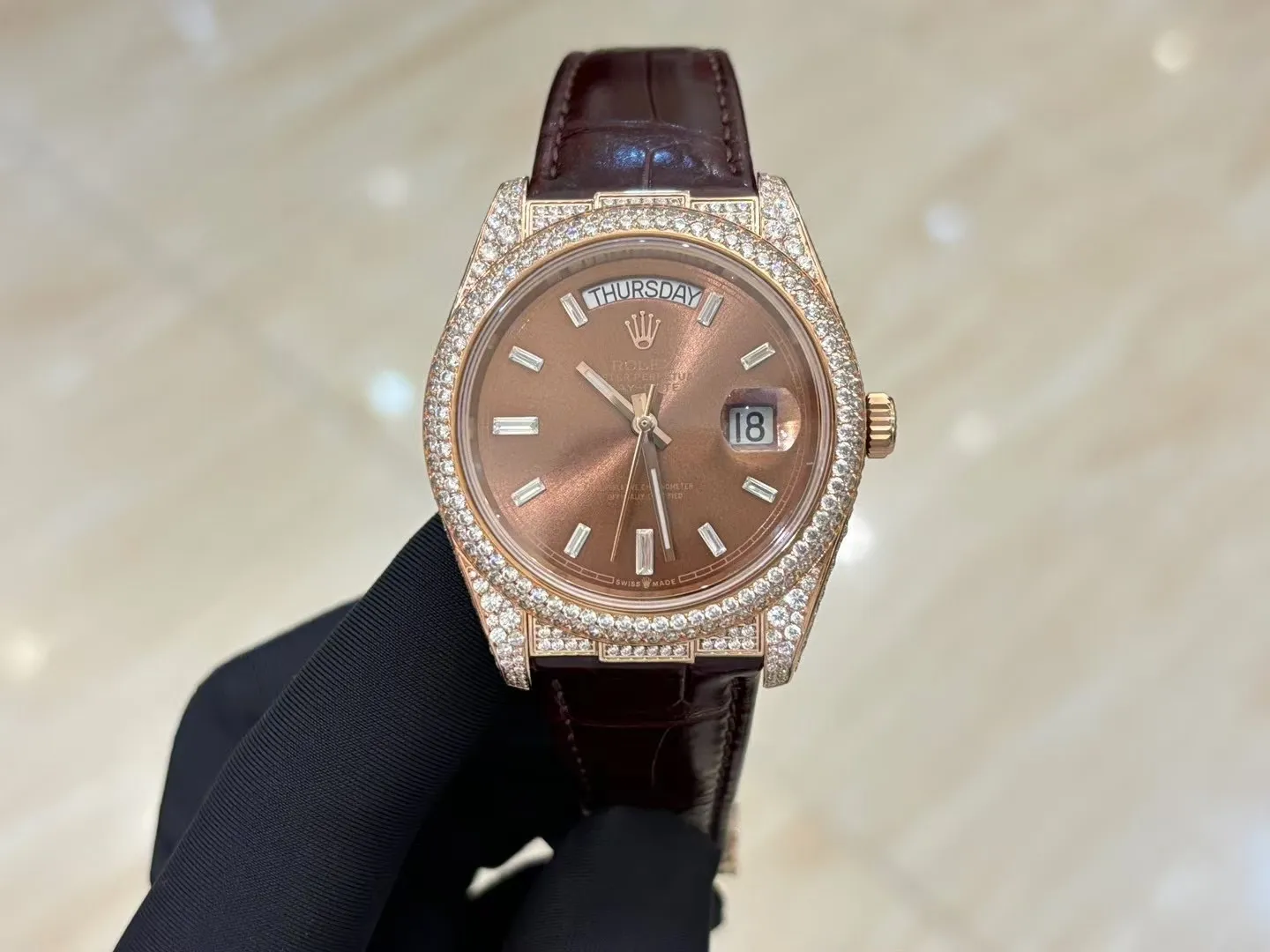 💍劳力士 顶级好货💍🌈首款日志型美洲鳄鱼皮带系列 ！✨后镶嵌顶级天然皓石，大闪亮，难度极高，目前同种材质最闪工艺。不惜成本只为完美，可谓用心至极，完美展现工匠精神。奢华高贵 身份的象征，适合重要场合使用！ 1⃣️搭载ETA2836星期日历全自动机芯，经典机芯稳定性强，无后顾之忧。 2⃣️蓝宝石镜面，字面颜色更细腻做出了与正品一致的视觉效果，防反光凸透式放大日历窗。 ️3⃣️表壳均采用顶级904钢，镶嵌顶级天然皓石。尺寸：直径40mm。 4⃣️表带美洲鳄鱼皮配搭原装折叠扣表扣，连接表壳头粒更细致优化！表扣细节刻字也比较到位！ 5⃣️复刻诚心力作！让我们一起一劳永逸！欢迎各位表友品鉴！