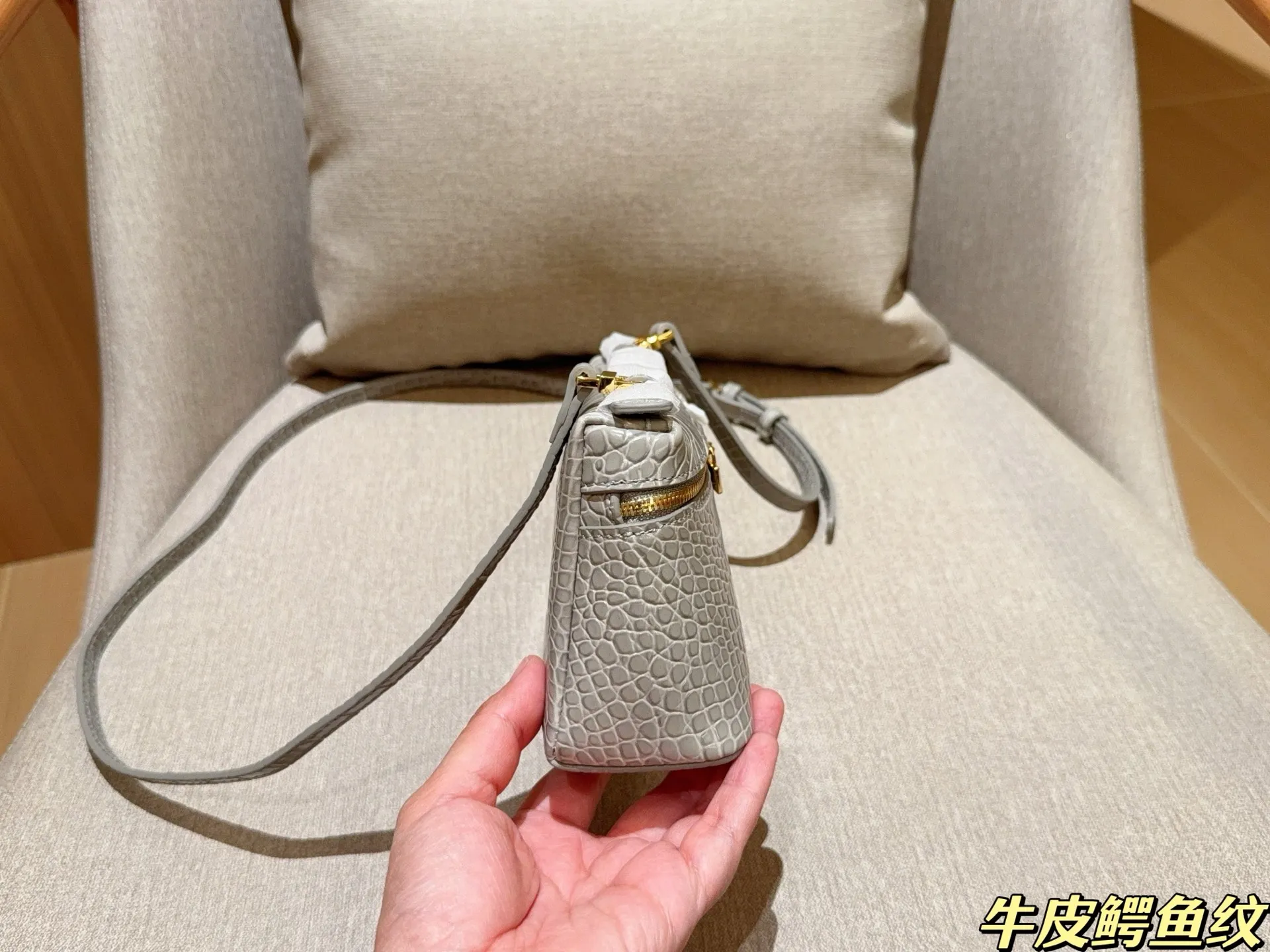 💰175 牛皮鳄鱼纹 Loro piana 牛皮鳄鱼纹饭盒包Lp化妆包L19 爱马仕平替 尺寸19×12×6 礼盒包装🎁