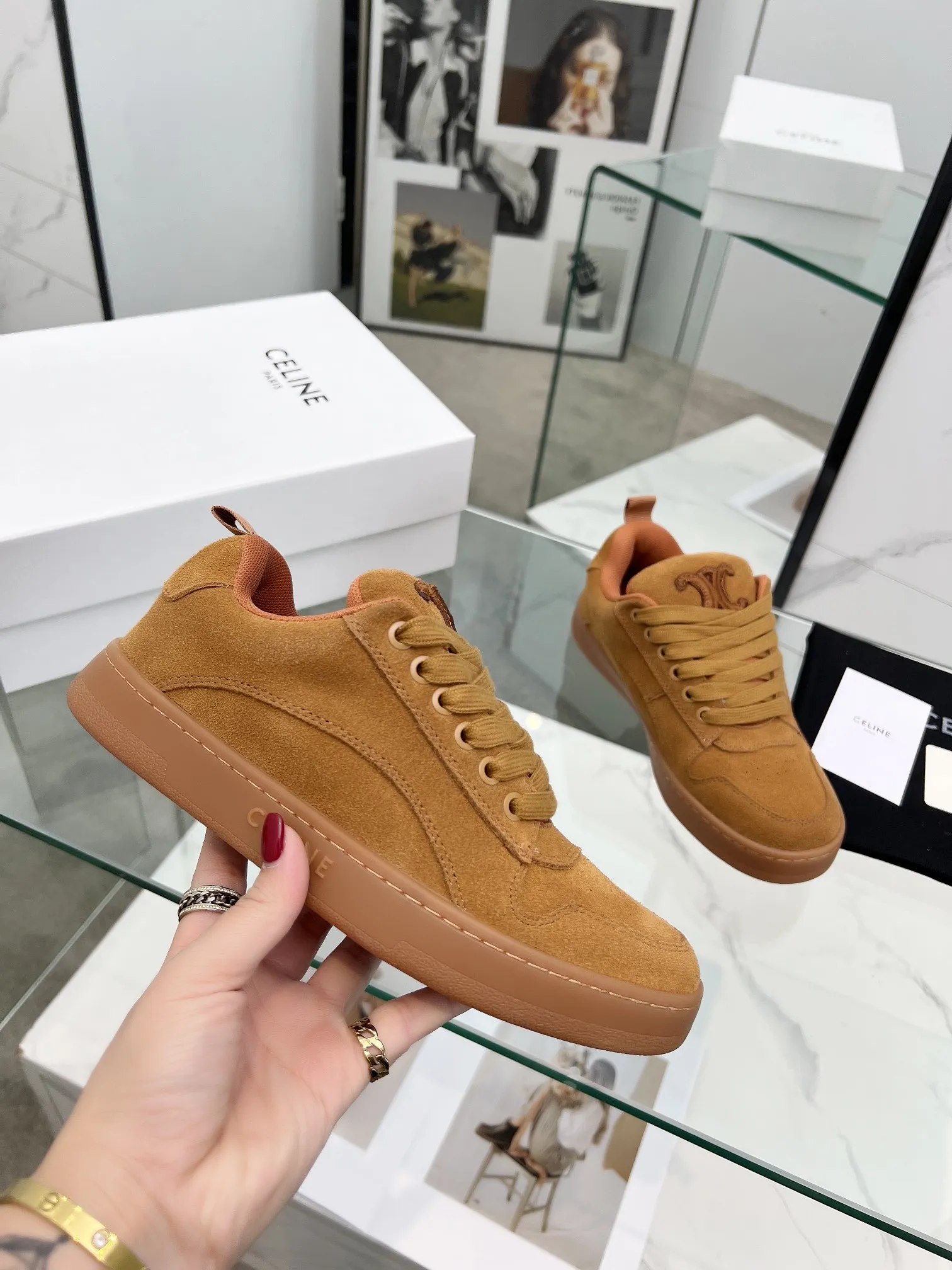 🌸P250💰 男款+10 CELINE赛琳秋冬新款HUNTINGTON面包鞋火爆上新 面包鞋以肥肥胖胖而得名近年来火爆全网 这款面包鞋上新小红薯关注极高 一款简简单单又百搭的面包鞋各大博主、明星纷纷上脚,原版品质搭配专柜精美包装 楦形流畅穿着舒适透气,你值得拥有 鞋面:牛绒 内里:透气网里 大底:原版橡胶防滑底 码数:女35-41# 男39-44#