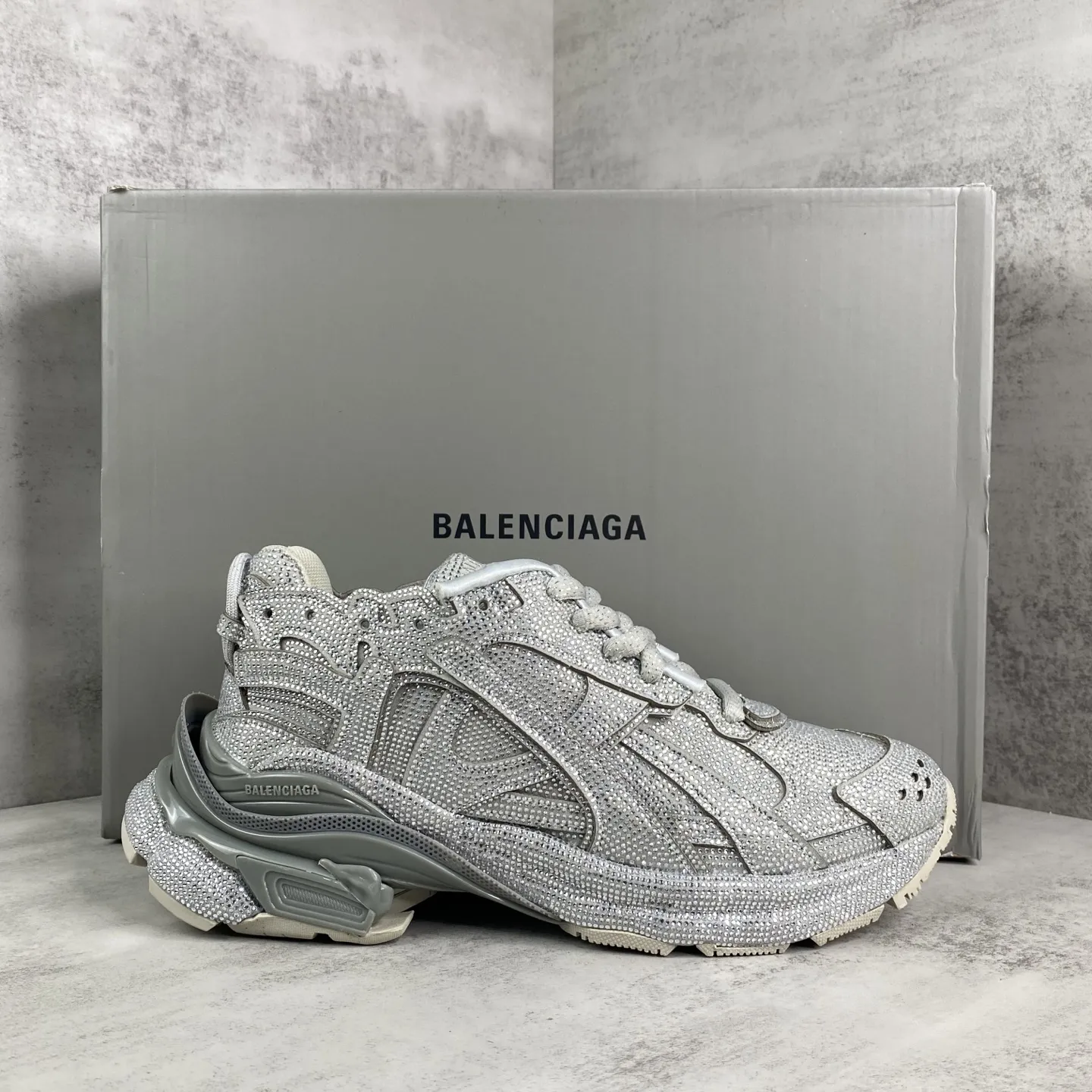 💰550🔥新款上架🔥BALENCIAGA Runner Sneaker 满钻 巴黎世家七代慢跑系列低帮复古野跑潮流运动鞋老爹鞋 尼龙和网布材质 磨损效果 鞋头边缘印有尺码 背面浮印尺码 外侧印有跑者徽标 鞋舌刺绣 Balenciaga 品牌标识 鞋跟背面 Balenciaga品牌标识 材质采用65%聚氨酯、35%聚酯纤维 全新 Runner 鞋型轮廓借鉴于 2000 年初的复古线条 搭载大网眼面料制成鞋面基础，由粉色、白色尼龍与橡胶质地覆盖鞋面诠释线条感 尤其是鞋领处与鞋带孔眼条更是采用不规则做旧技术将内容物泡棉随机露出 尺码：35 36 37 38 39 40 41 42 43 44 45