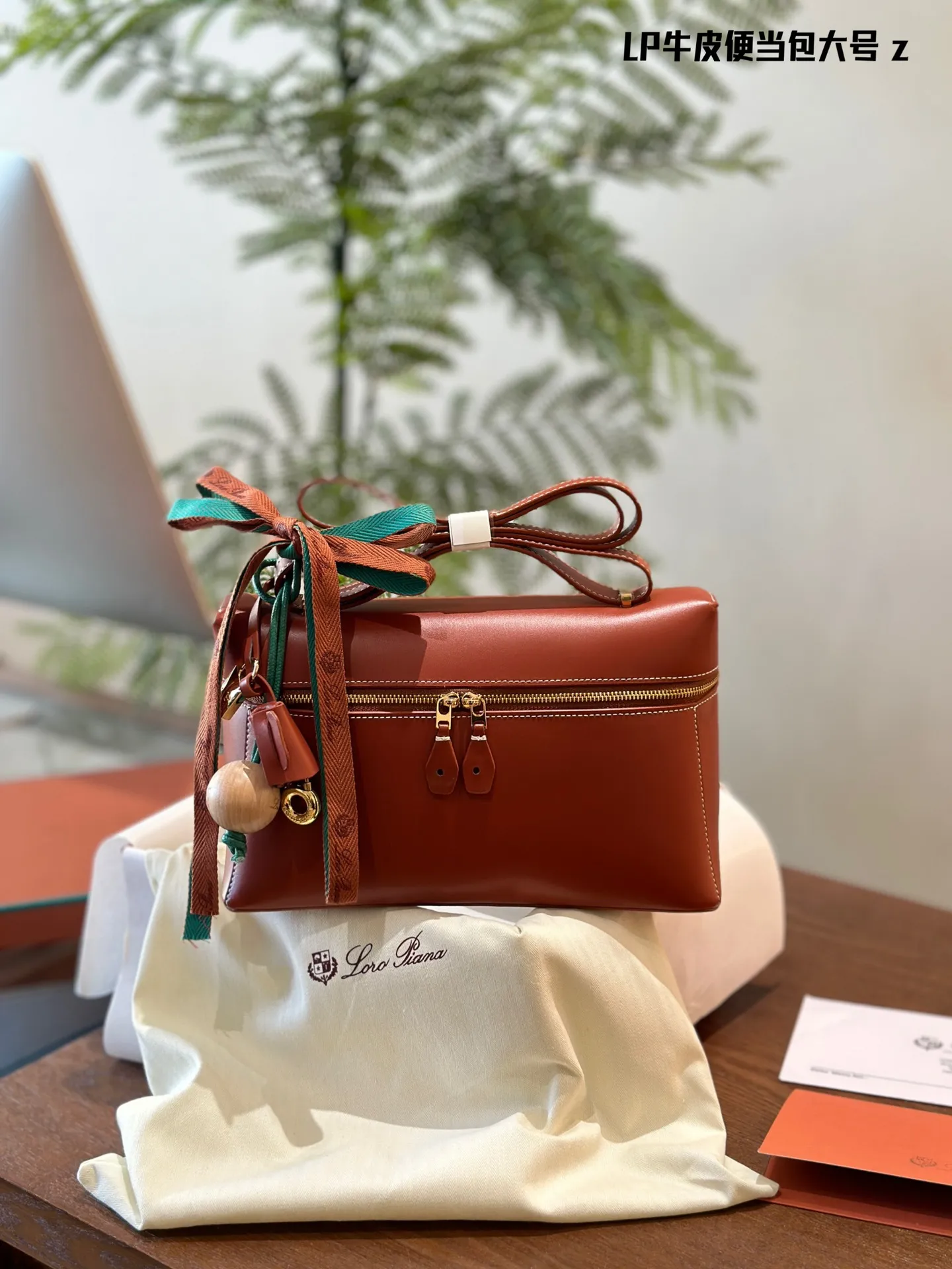 p220 原版牛皮 Loro Piana又出新包,唐嫣吴千语都在背! 董洁、马思纯、梅婷、宋佳、万茜、邬君梅、张雪迎、张钧甯,唐嫣、吴千语,好多女明星们最新街拍都在背 这支全新的Extra Bag手袋啊!包包颜值是真的高,容量很充足非常实用,可以单肩也可以斜挎,还有很多配色可以选择,经典百搭,秋冬新包这支最有看点!27cm专柜包装