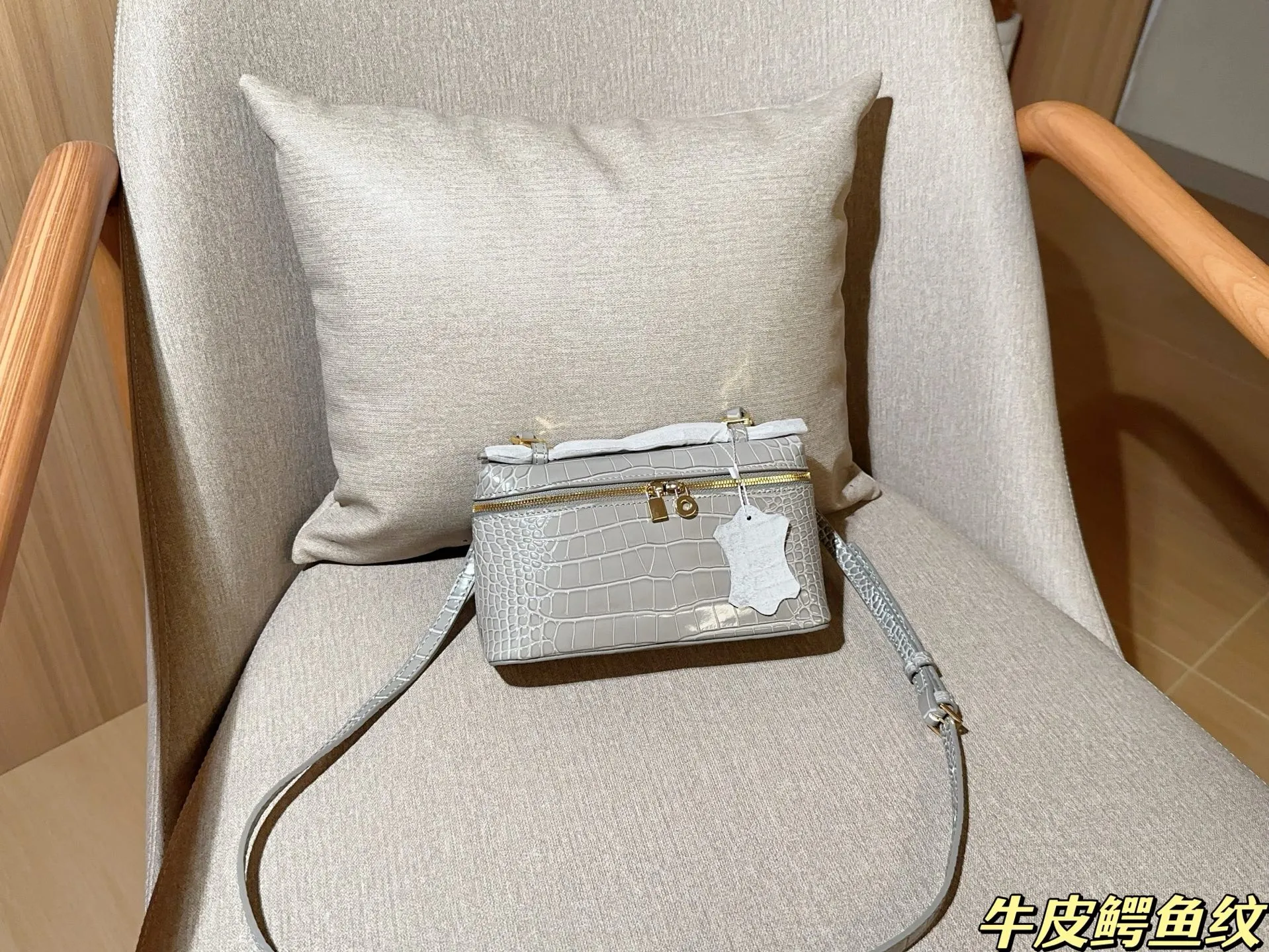 💰175 牛皮鳄鱼纹 Loro piana 牛皮鳄鱼纹饭盒包Lp化妆包L19 爱马仕平替 尺寸19×12×6 礼盒包装🎁