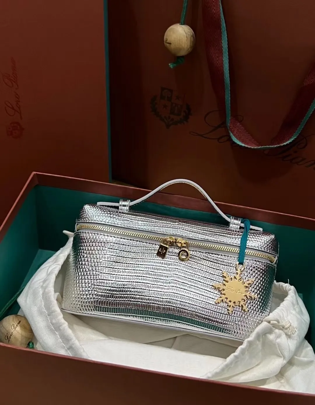 现货供应👉特级复刻Loro piana L19 专柜断货王😉#🔎细节图🌟对正品版💁🏻&zwj;♂️进口牛皮压蜥蜴纹💫超A油边打磨❣️内里配进口羊皮 ，五金也是正品一比一开模👍是不锈钢不掉色的全钢材质😎小号尺寸19cm🈶️金扣