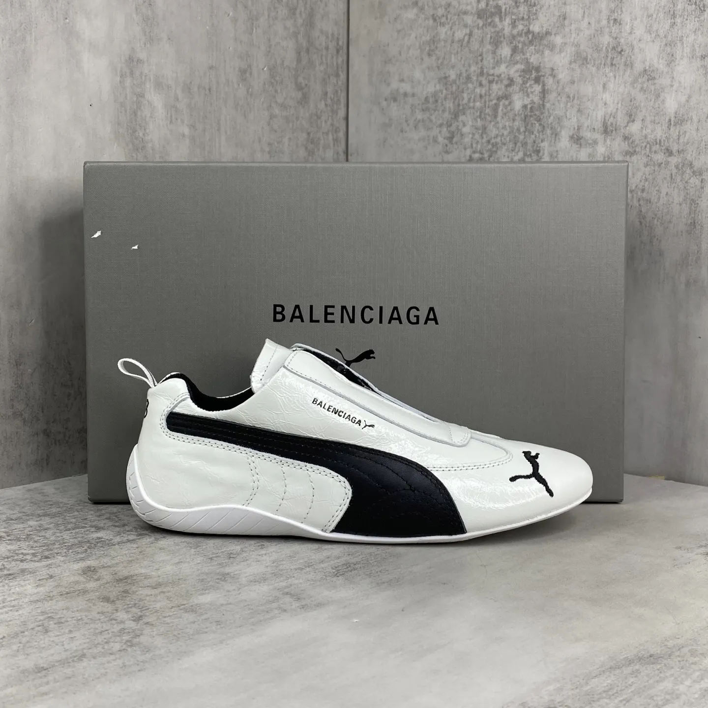 💰300🔥新款上架🔥 Balenciaga巴黎世家PUMA Speedcat运动鞋 Demna设计的全新冬季25系列Balenciaga与PUMA的联名合作款 鞋面采用进口牛京 做旧打磨元素打造出灵活的袜套式贴合感，同时保留了原本轻薄、灵活的平底设计。包装:全套配件加固飞机盒包装！码数:女35-40码（40定做不退换）男40-45码（45定做不退换）